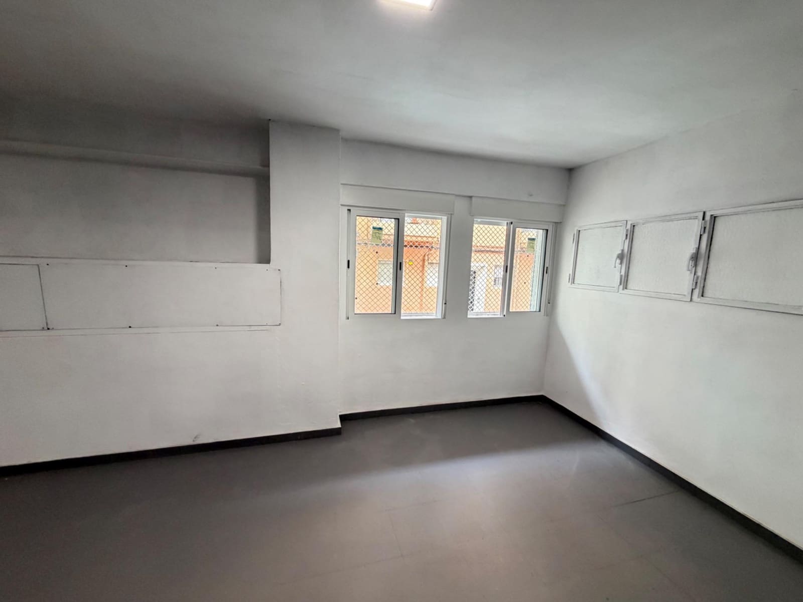 Local Commercial à louer à Alicante ville - 2 450 € (Ref: 10037535)