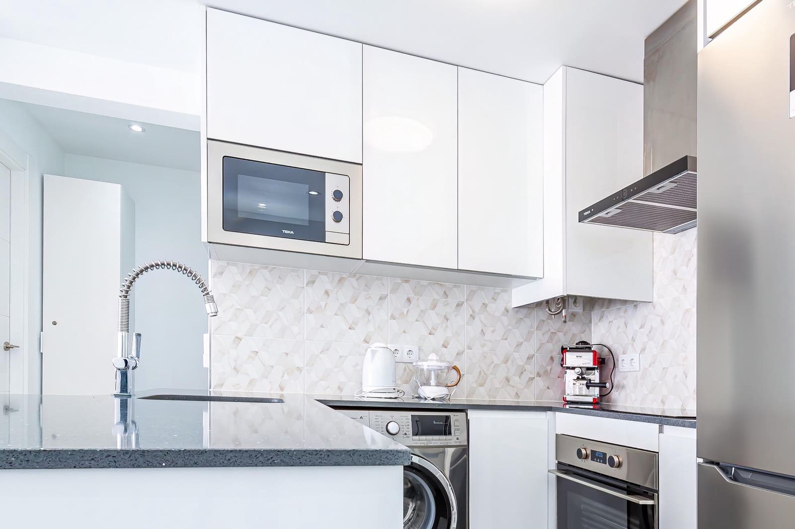 2 soverom Leilighet til leie i Benidorm med svømmebasseng garasje - € 1 400 (Ref: 10059257)