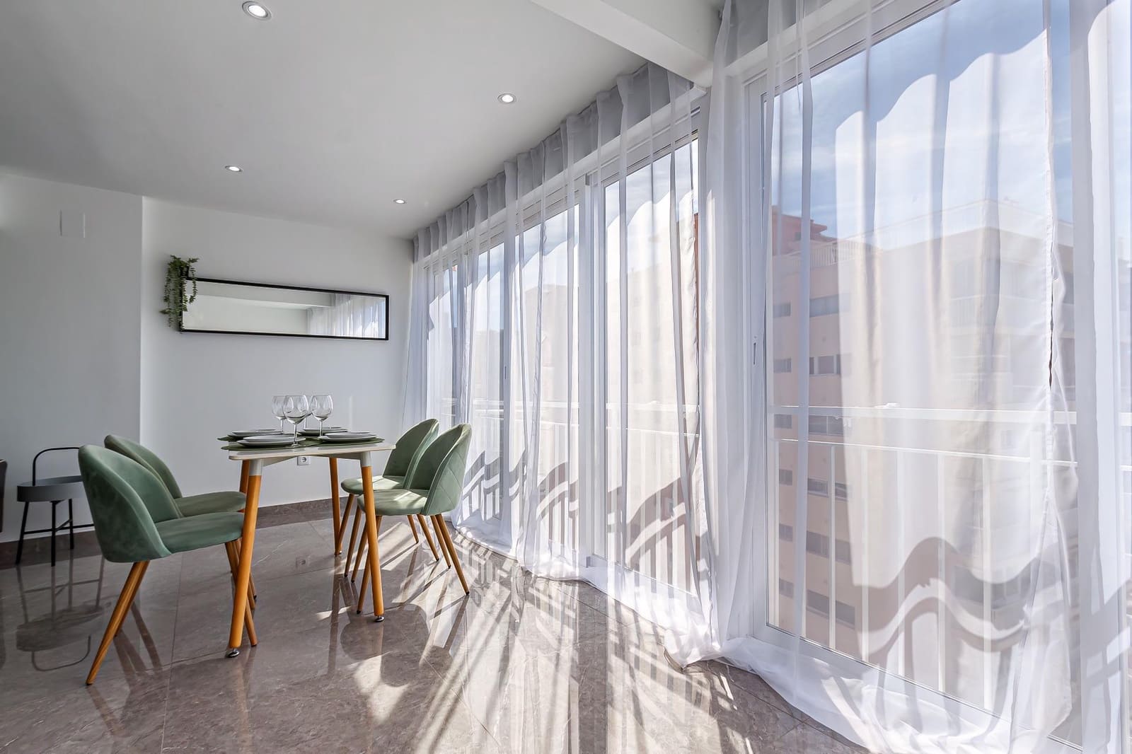 2 soverom Leilighet til leie i Benidorm med svømmebasseng garasje - € 1 400 (Ref: 10059257)