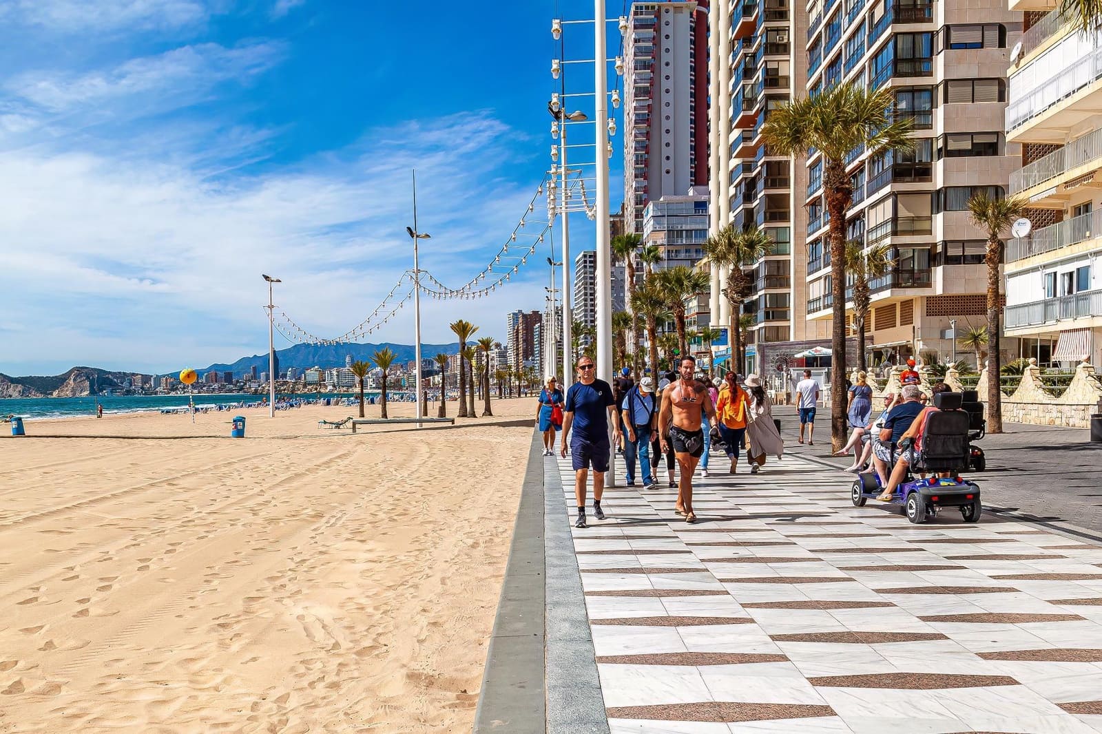 2 soverom Leilighet til leie i Benidorm med svømmebasseng garasje - € 1 400 (Ref: 10059257)