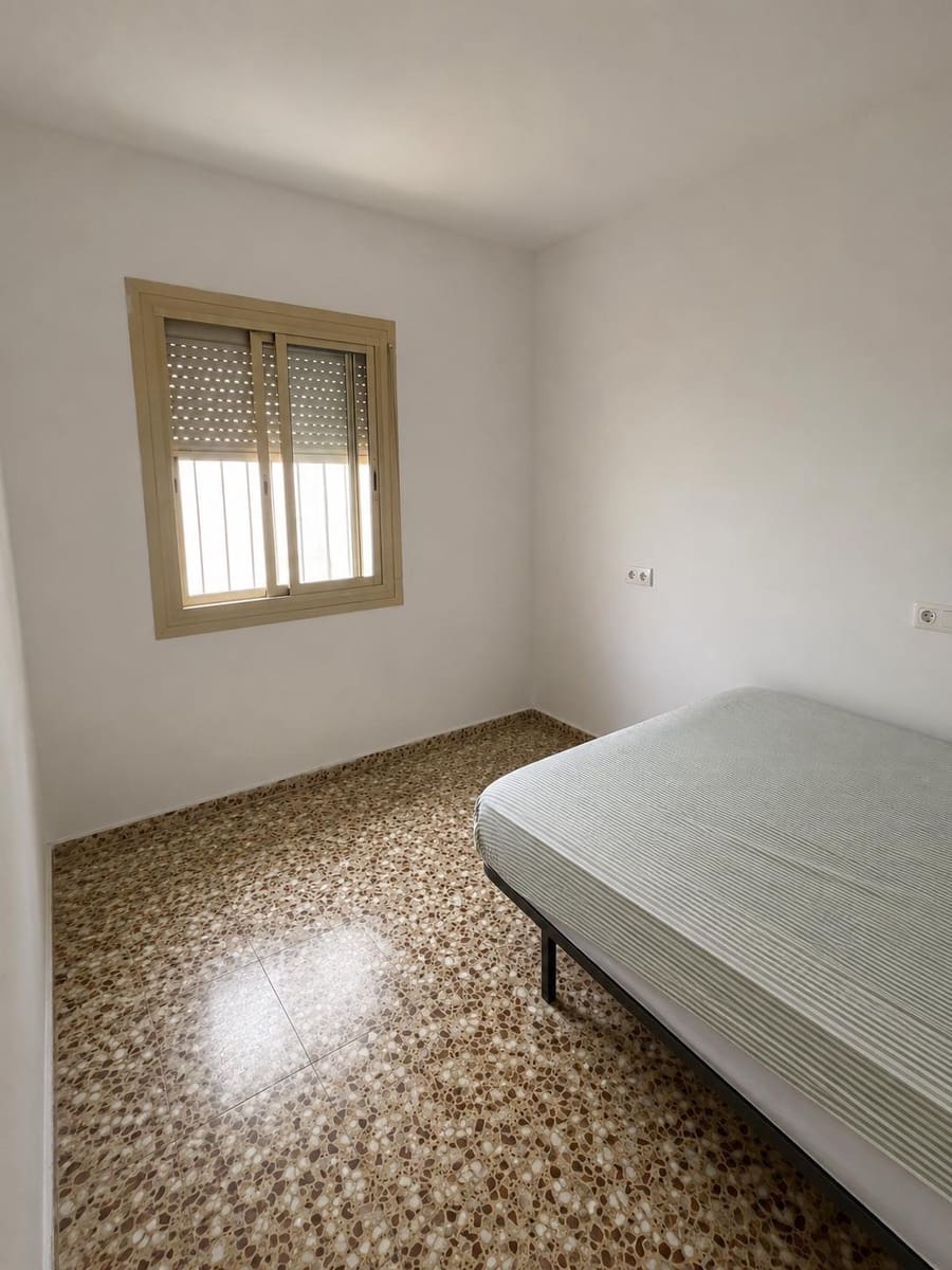 3 bedroom Apartment for rent in Alicante / Alacant city - € 850 (Ref: 10064792)