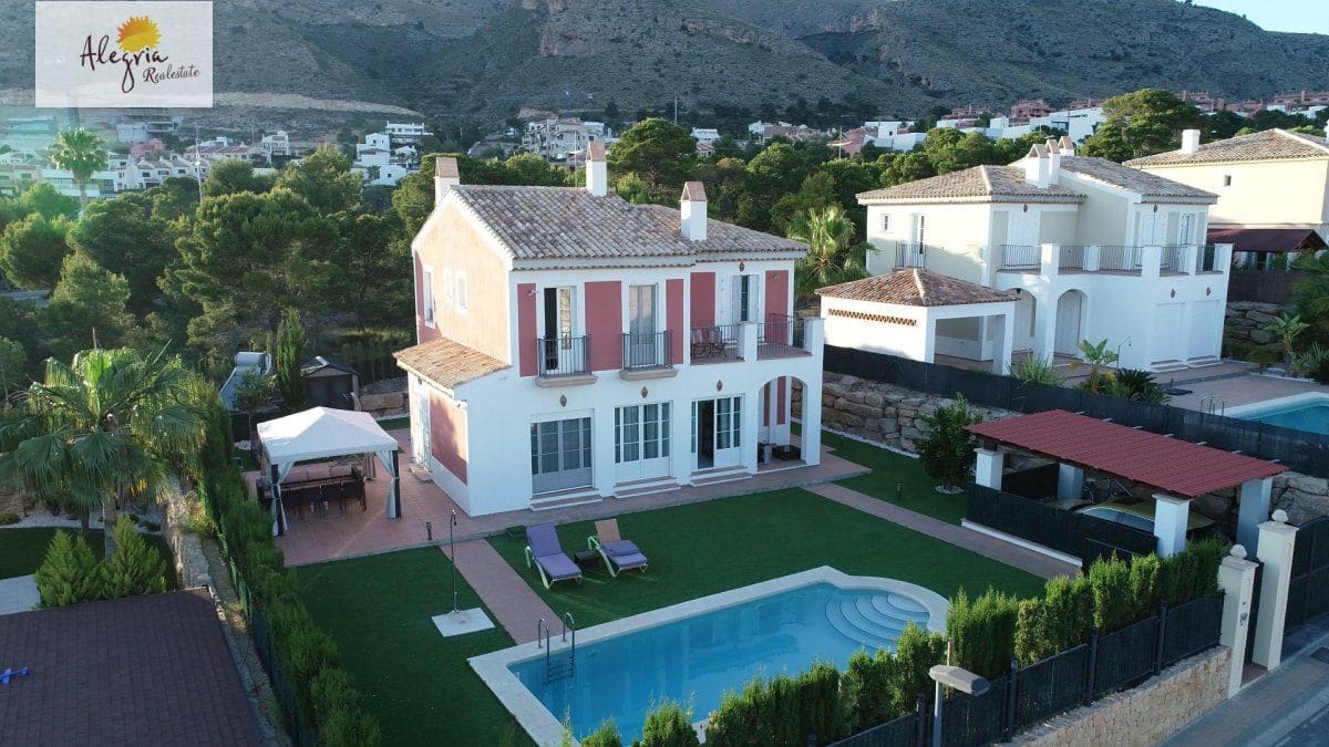 4 bedroom Villa for sale in Finestrat with pool garage - € 820,000 (Ref: 6182657)