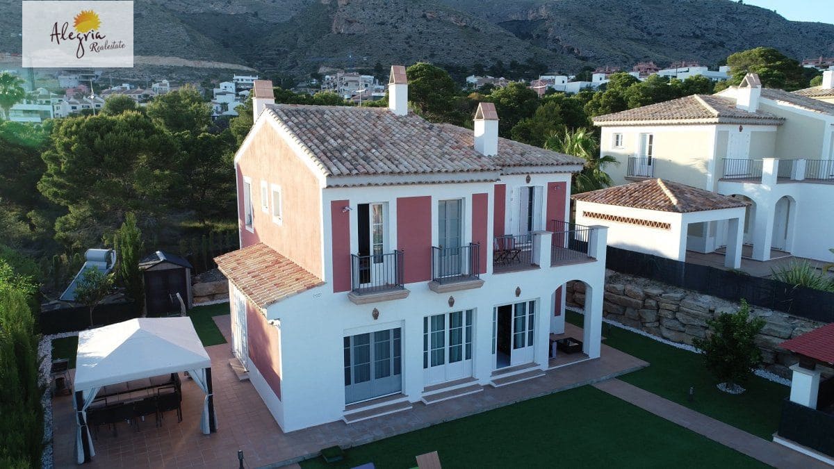 4 bedroom Villa for sale in Finestrat with pool garage - € 820,000 (Ref: 6182657)