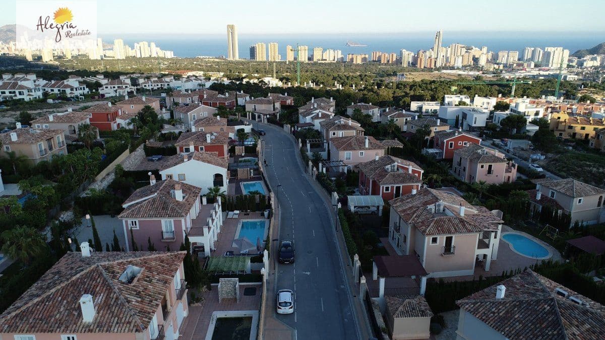 4 bedroom Villa for sale in Finestrat with pool garage - € 820,000 (Ref: 6182657)