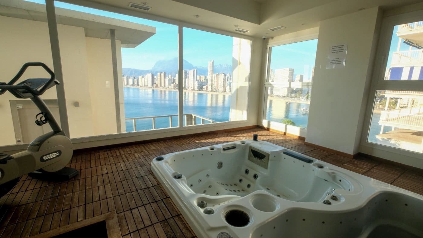 2 quarto Apartamento para arrendar em Benidorm com piscina garagem - 1 400 € (Ref: 6573625)