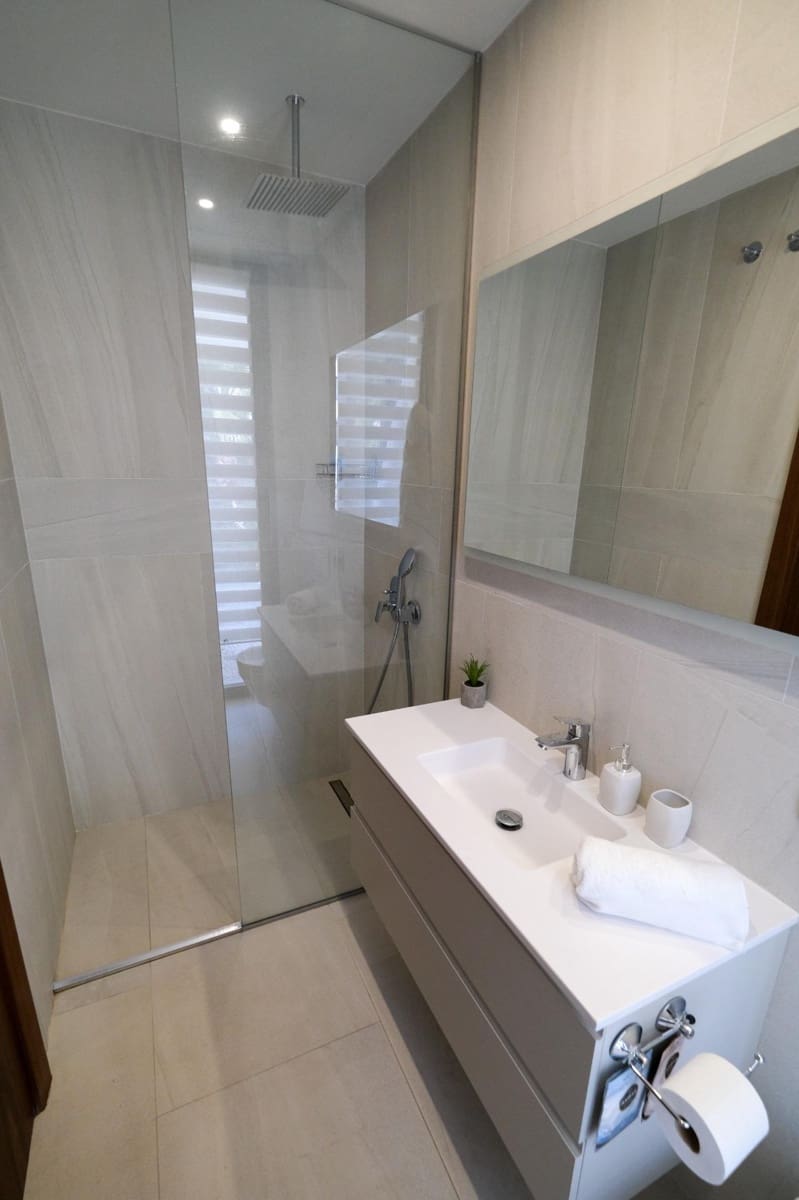 Villa/Maison de 3 chambres à louer à Finestrat avec piscine garage - 3 300 € (Ref: 7847335)