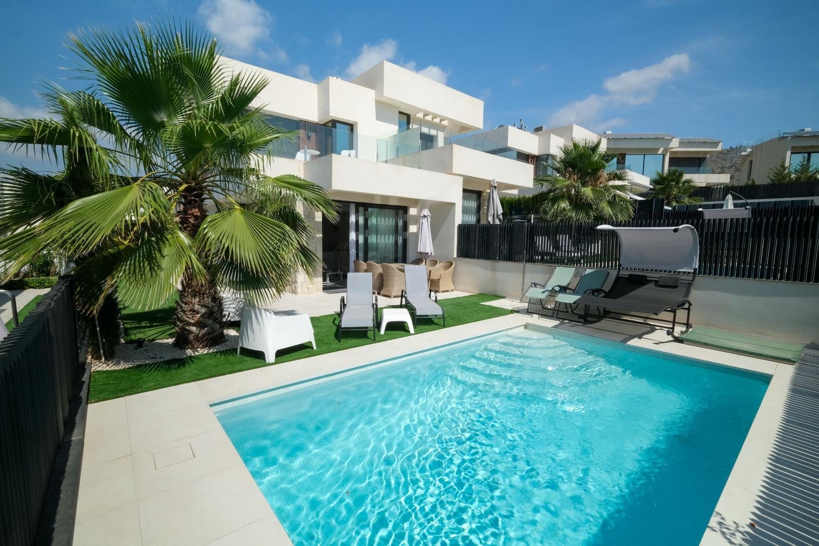 Villa/Maison de 3 chambres à louer à Finestrat avec piscine garage - 3 300 € (Ref: 7847335)