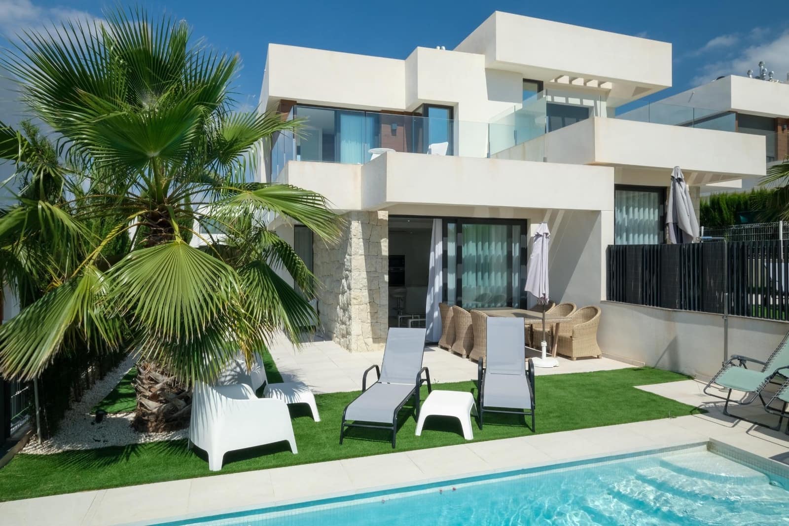 Villa/Maison de 3 chambres à louer à Finestrat avec piscine garage - 3 300 € (Ref: 7847335)