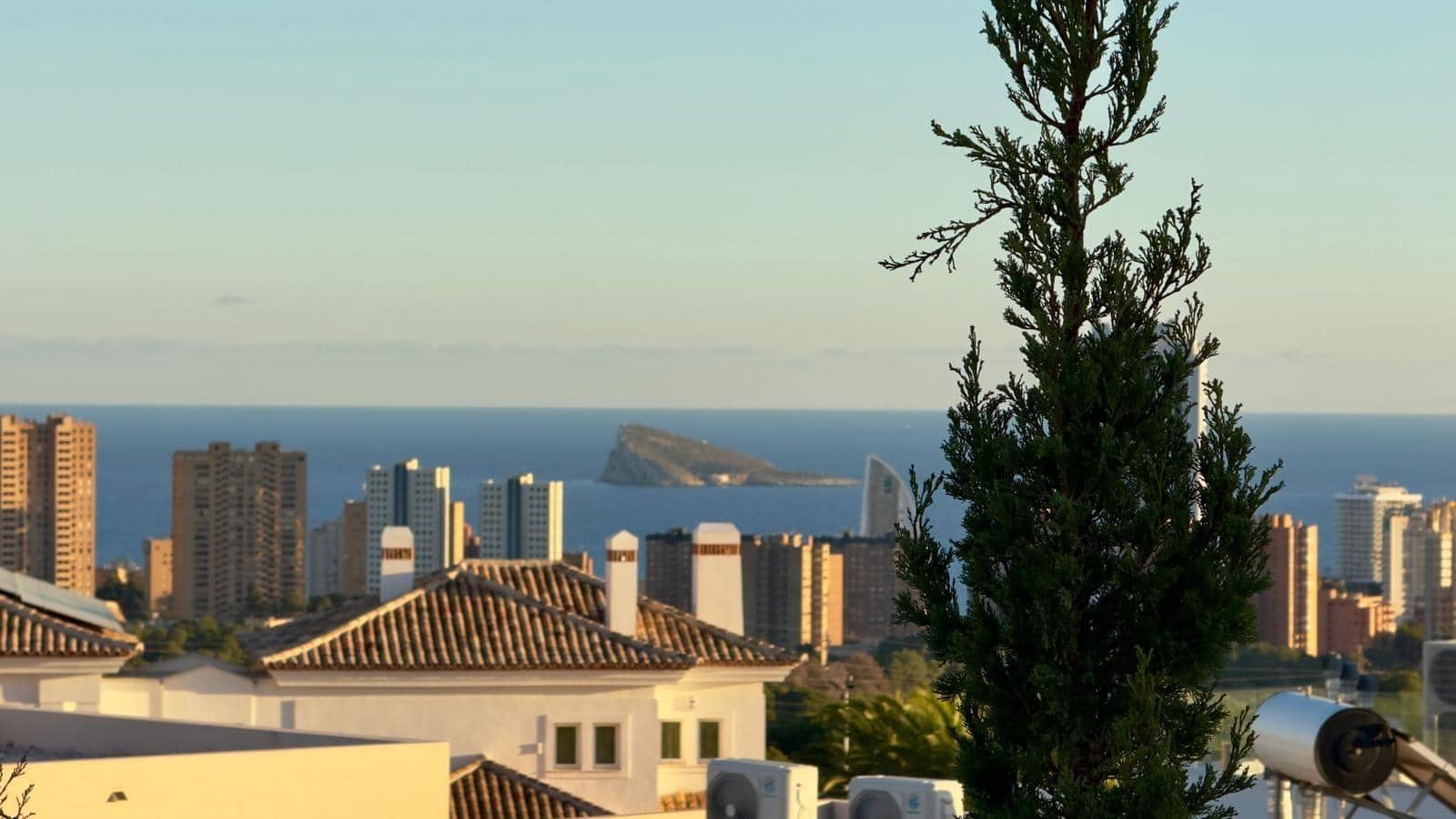 Villa/Maison de 3 chambres à louer à Finestrat avec piscine garage - 3 300 € (Ref: 7847335)