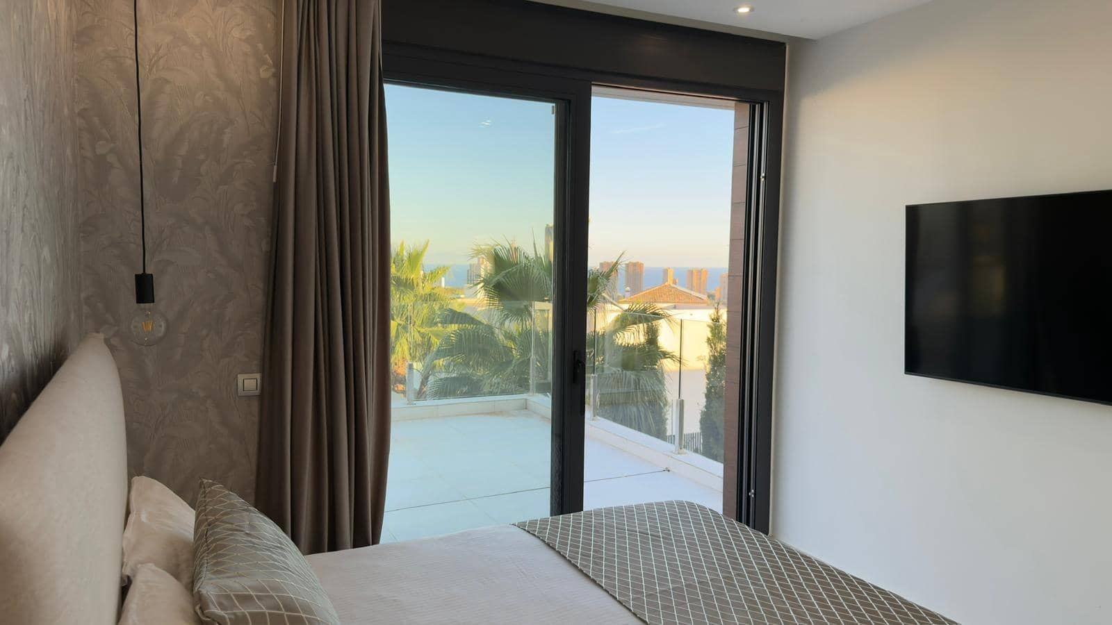 Villa/Maison de 3 chambres à louer à Finestrat avec piscine garage - 3 300 € (Ref: 7847335)