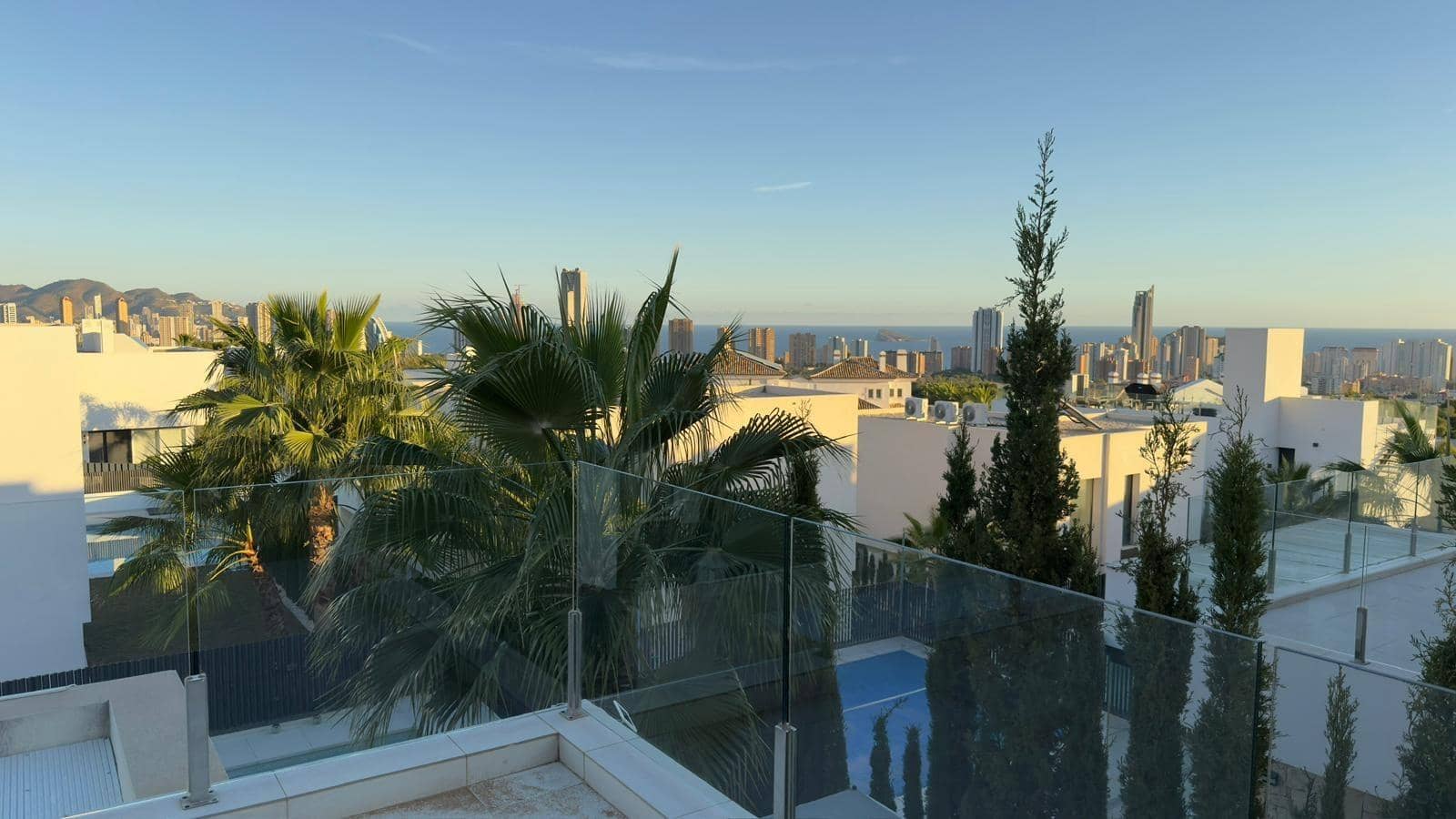 Villa/Maison de 3 chambres à louer à Finestrat avec piscine garage - 3 300 € (Ref: 7847335)