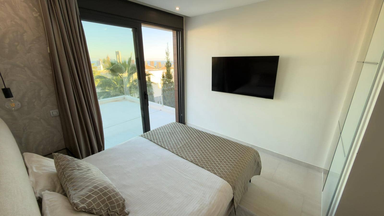 Villa/Maison de 3 chambres à louer à Finestrat avec piscine garage - 3 300 € (Ref: 7847335)