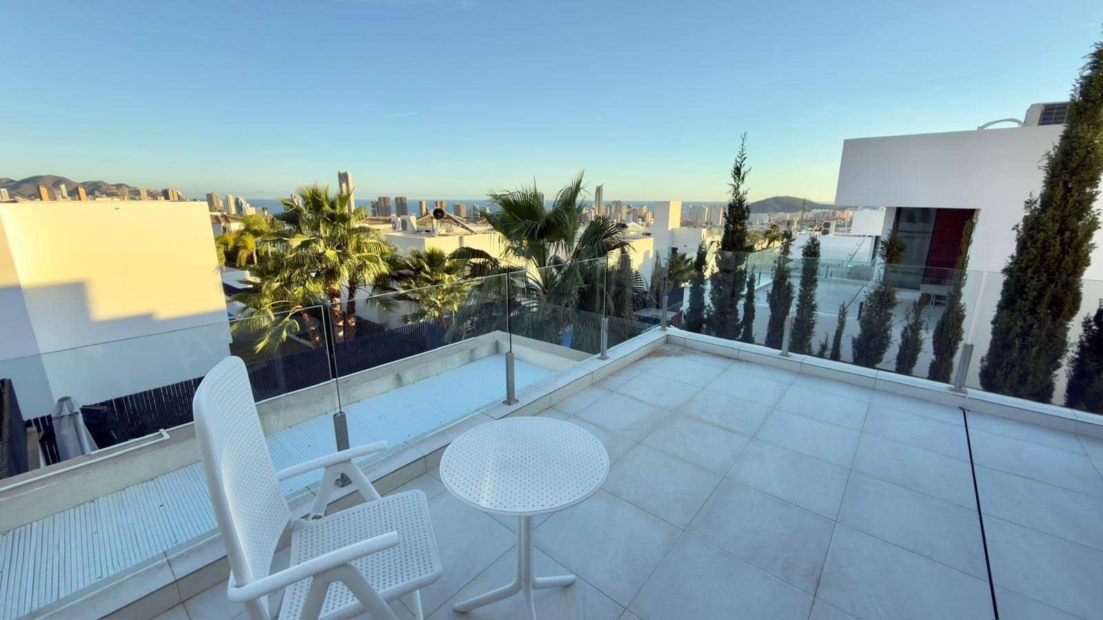 Villa/Maison de 3 chambres à louer à Finestrat avec piscine garage - 3 300 € (Ref: 7847335)