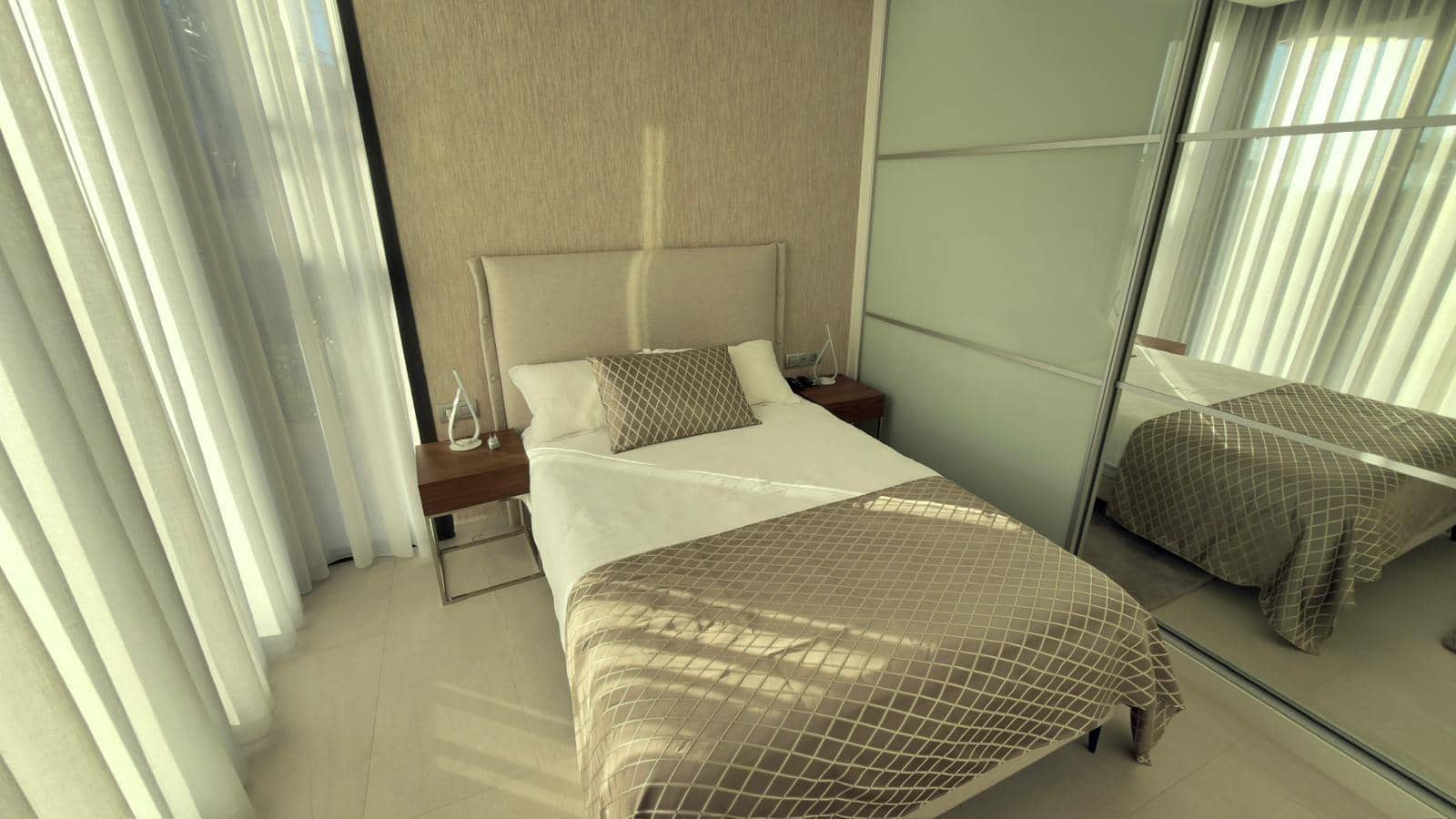 Villa/Maison de 3 chambres à louer à Finestrat avec piscine garage - 3 300 € (Ref: 7847335)