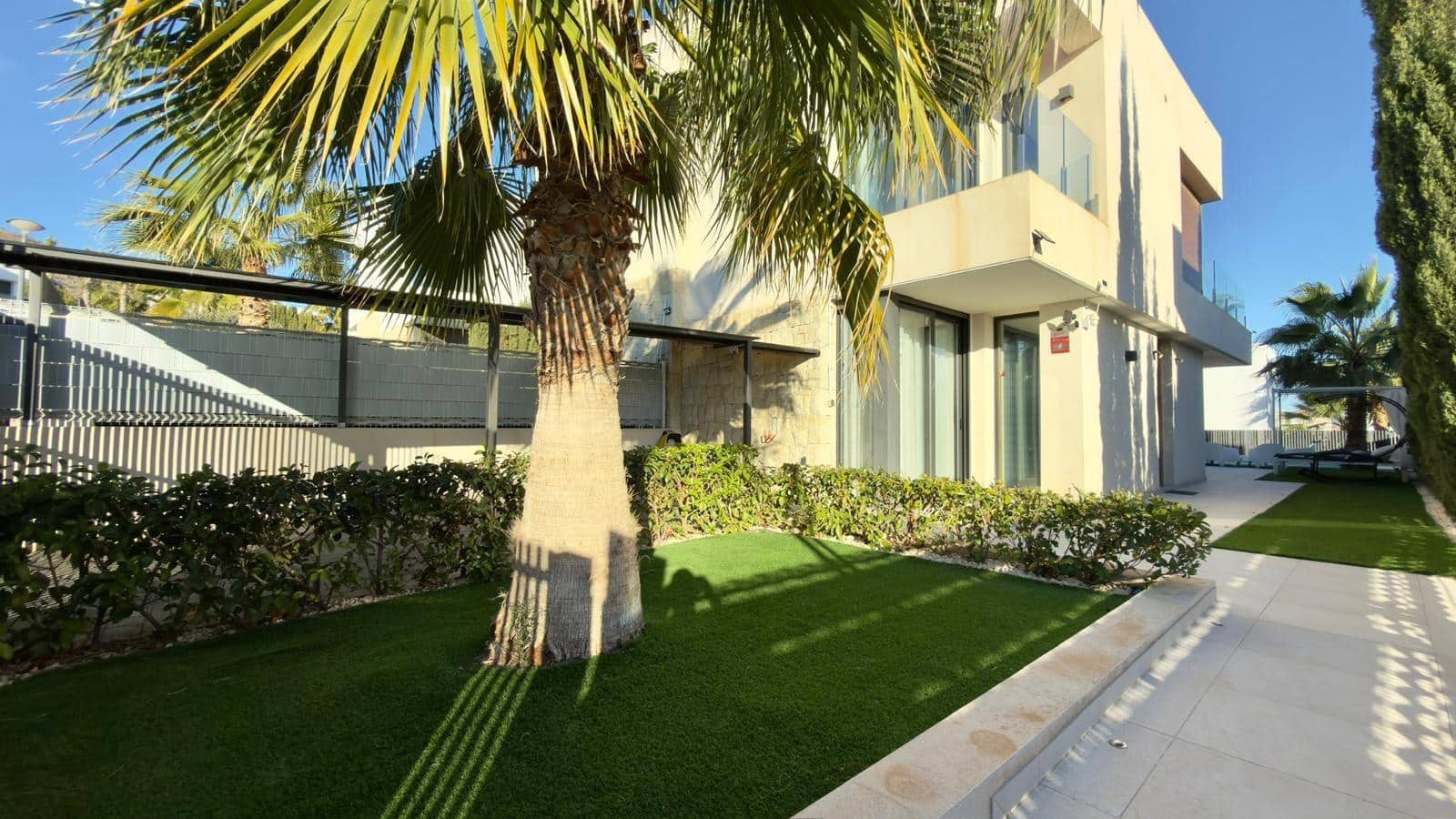 Villa/Maison de 3 chambres à louer à Finestrat avec piscine garage - 3 300 € (Ref: 7847335)