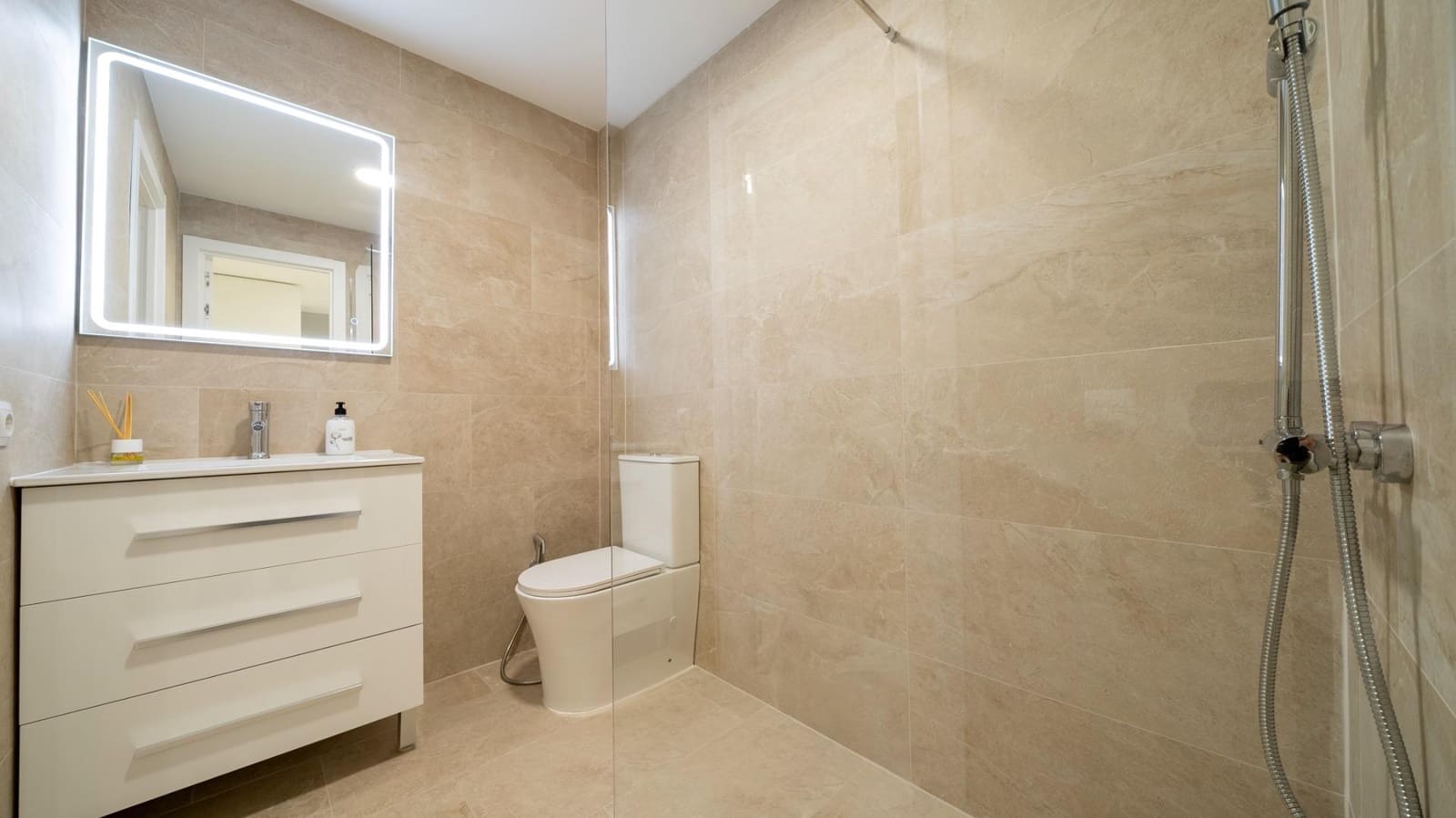 4 sypialnia Apartament na sprzedaż w Montiboli z basenem garażem - 380 000 € (Ref: 8263283)