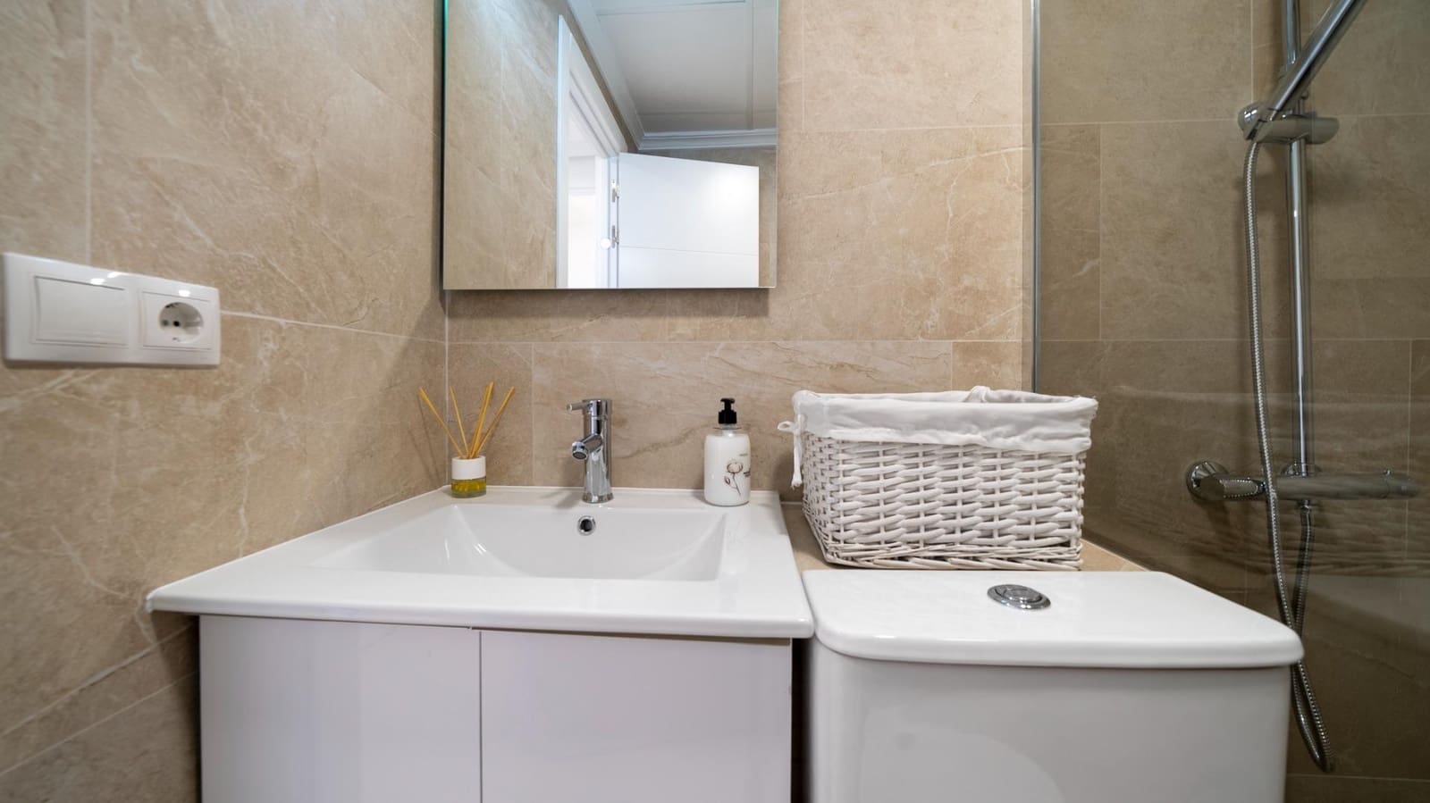 4 sypialnia Apartament na sprzedaż w Montiboli z basenem garażem - 380 000 € (Ref: 8263283)