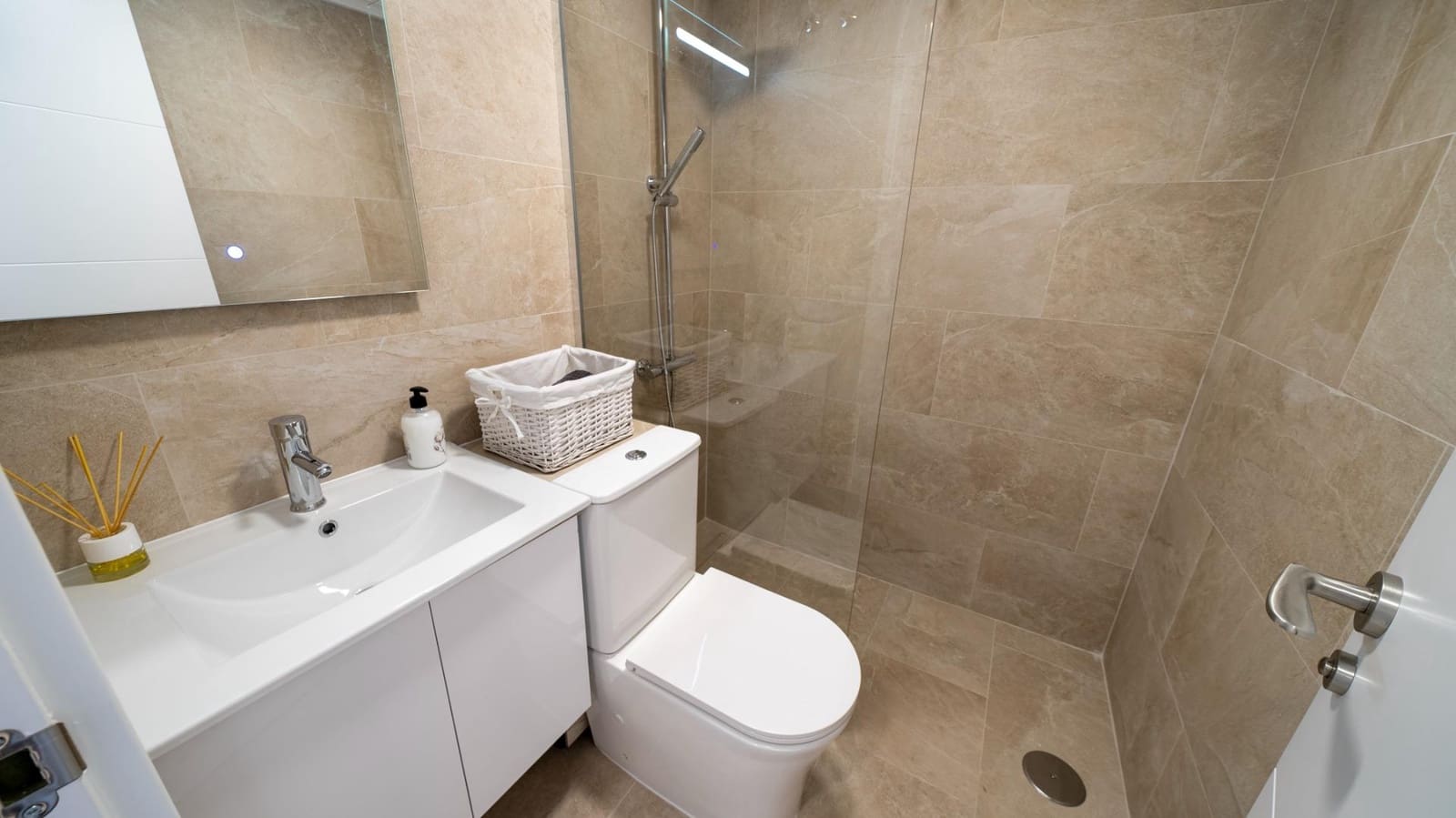 4 sypialnia Apartament na sprzedaż w Montiboli z basenem garażem - 380 000 € (Ref: 8263283)