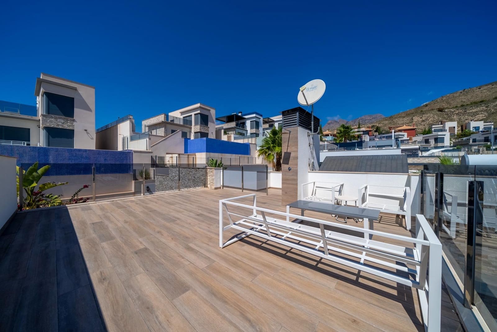 3 soveværelse Villa til leje i Finestrat med swimmingpool - € 3.500 (Ref: 8526851)