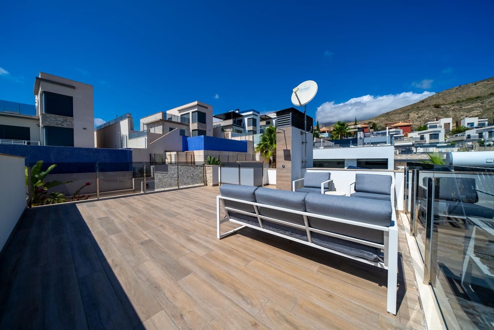 3 soveværelse Villa til leje i Finestrat med swimmingpool - € 3.500 (Ref: 8526851)