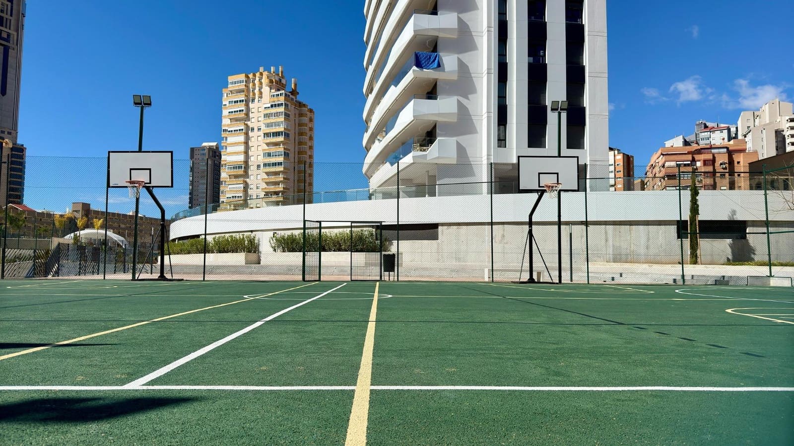 2 soverom Leilighet til leie i Benidorm med svømmebasseng - € 2 100 (Ref: 8886153)