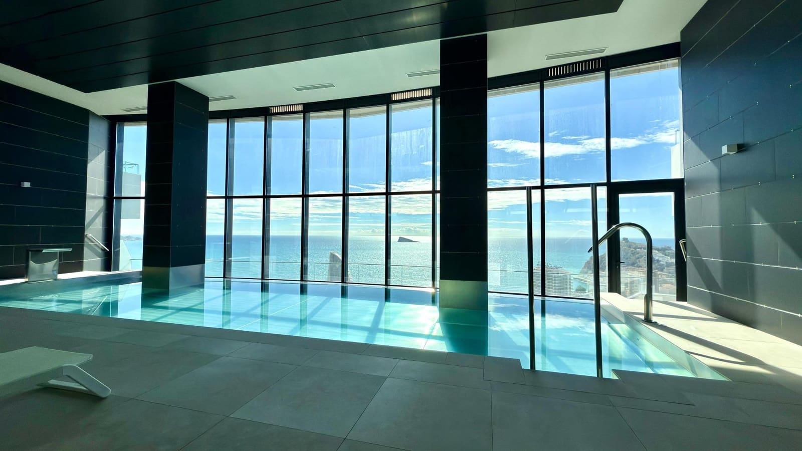 2 soverom Leilighet til leie i Benidorm med svømmebasseng - € 2 100 (Ref: 8886153)