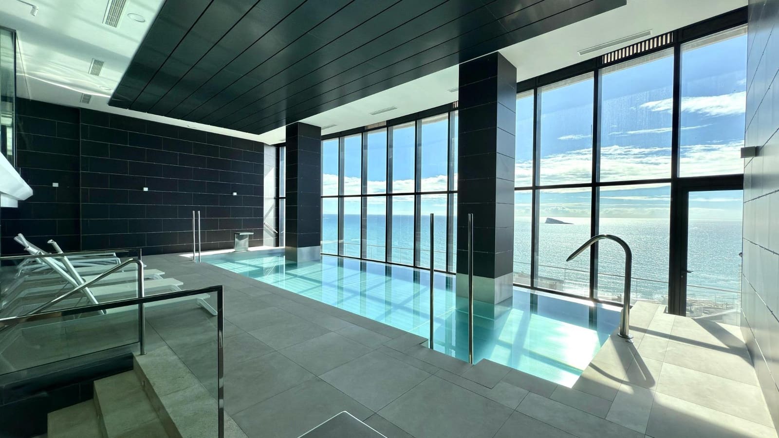 2 soverom Leilighet til leie i Benidorm med svømmebasseng - € 2 100 (Ref: 8886153)