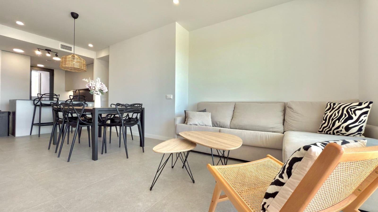 2 soverom Leilighet til leie i Benidorm med svømmebasseng - € 2 100 (Ref: 8886153)