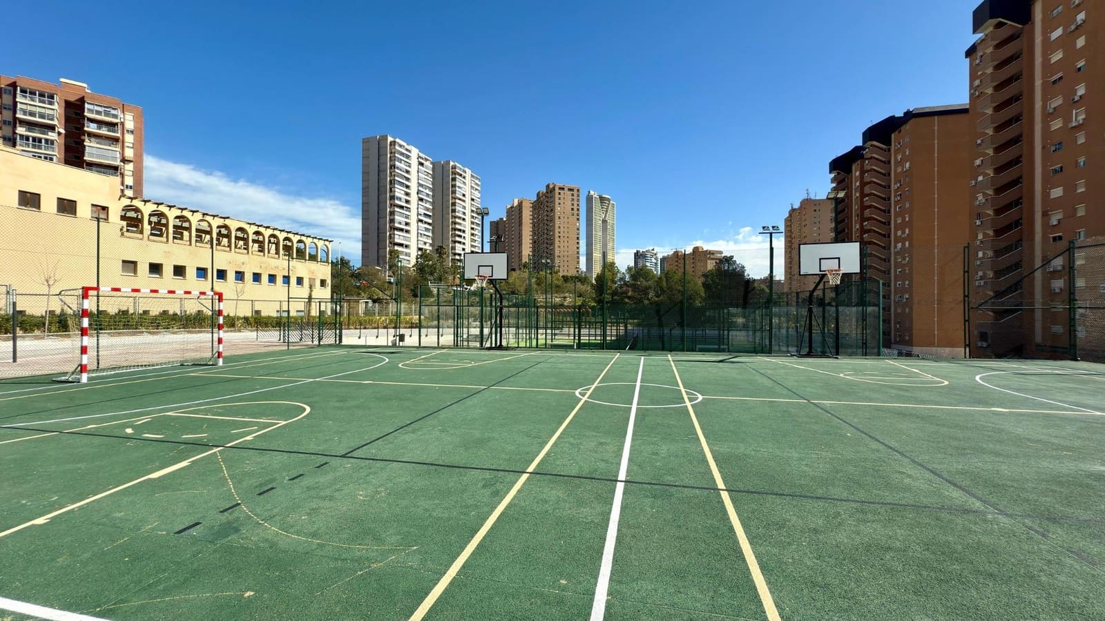 2 soverom Leilighet til leie i Benidorm med svømmebasseng - € 2 100 (Ref: 8886153)