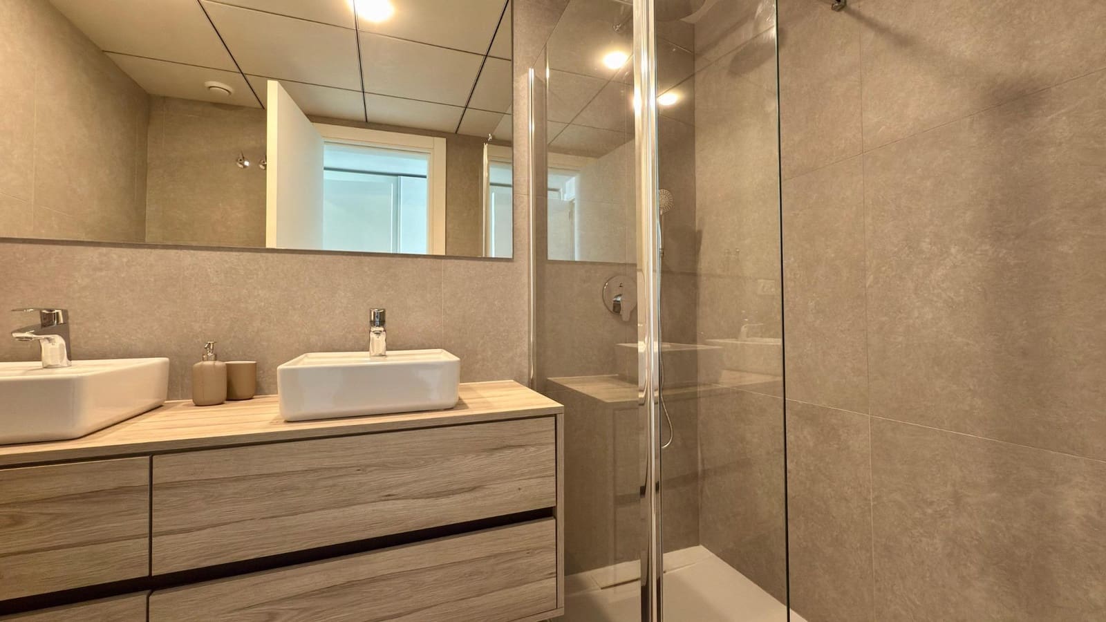 2 soverom Leilighet til leie i Benidorm med svømmebasseng - € 2 100 (Ref: 8886153)