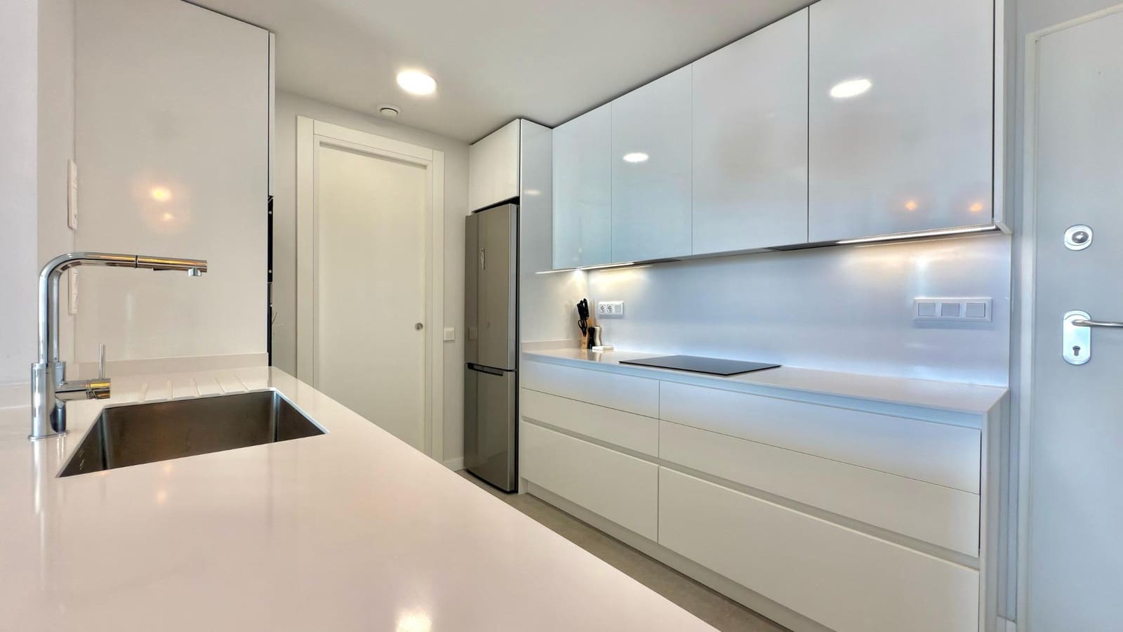 2 soveværelse Lejlighed til leje i Benidorm med swimmingpool - € 2.200 (Ref: 8886154)