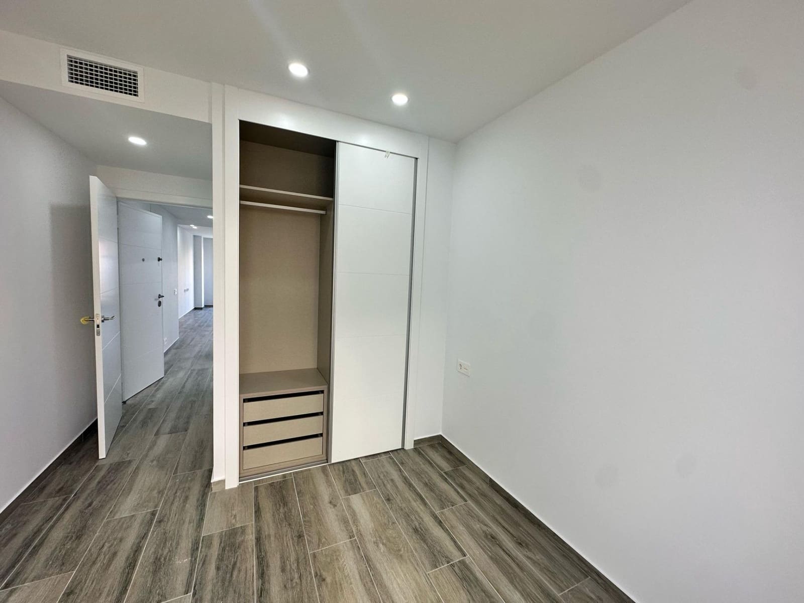 1 soverom Leilighet til salgs i Alicante by med svømmebasseng - € 245 000 (Ref: 8892960)