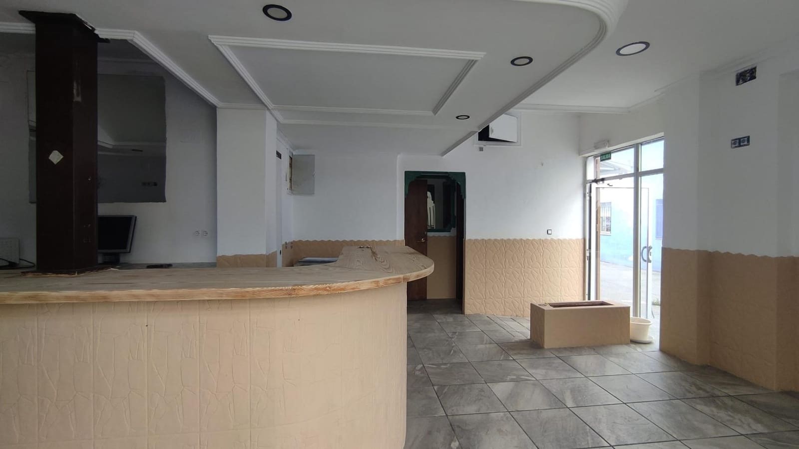 Commercial for sale in Alicante / Alacant city - € 125,000 (Ref: 8998780)