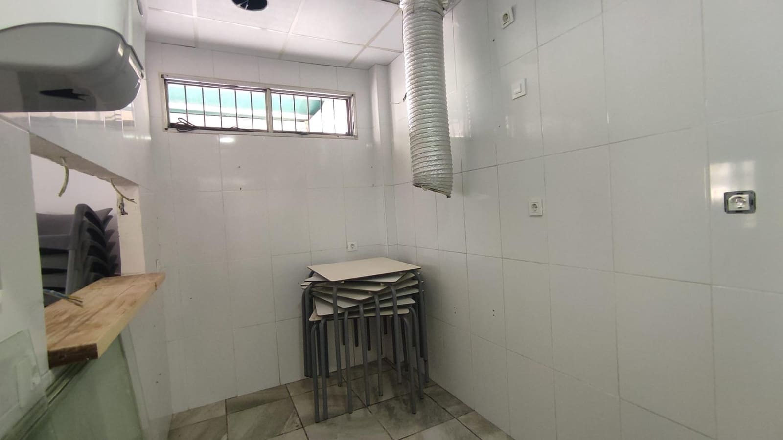 Commercial for sale in Alicante / Alacant city - € 125,000 (Ref: 8998780)