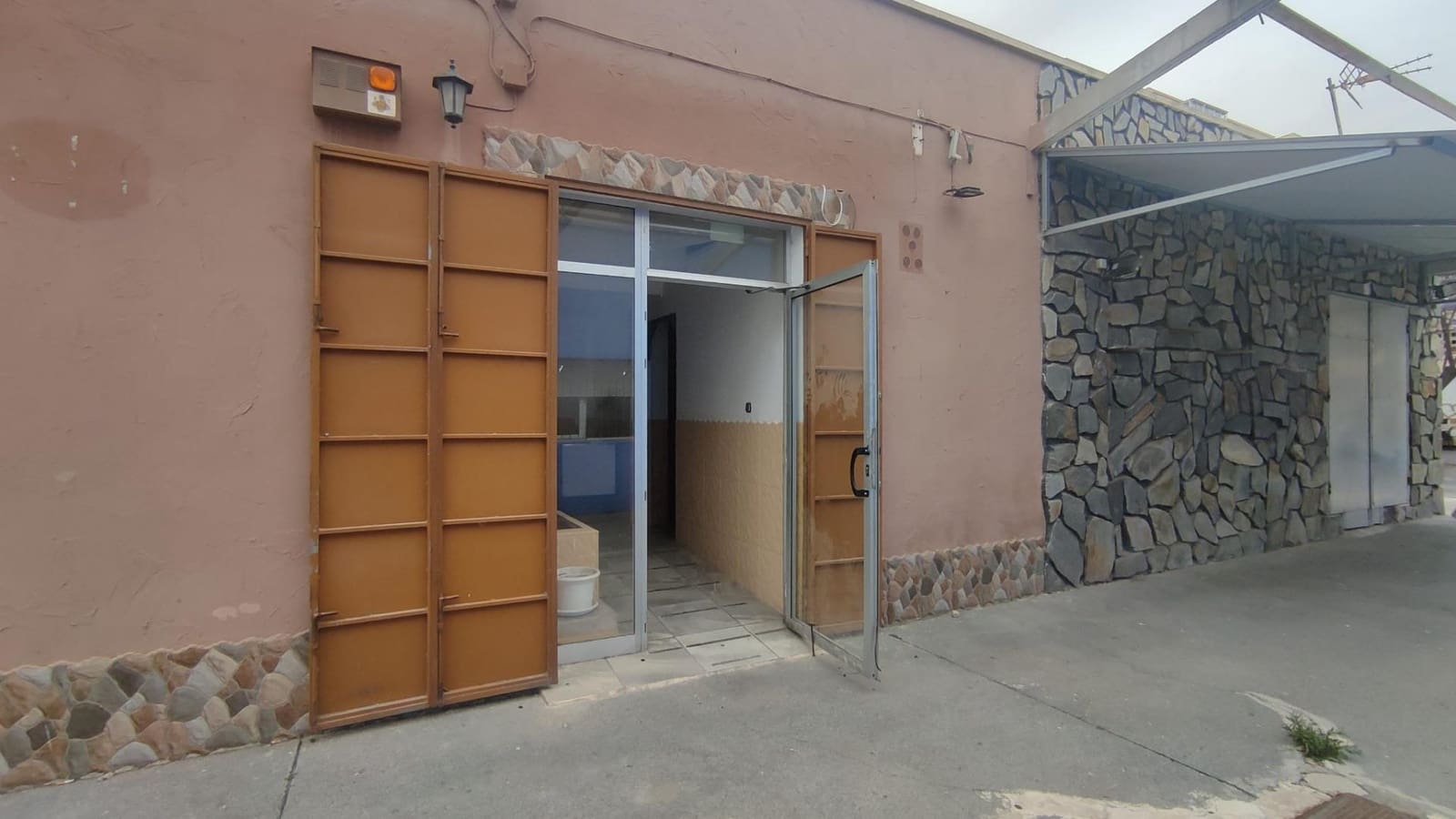 Commercial for sale in Alicante / Alacant city - € 125,000 (Ref: 8998780)
