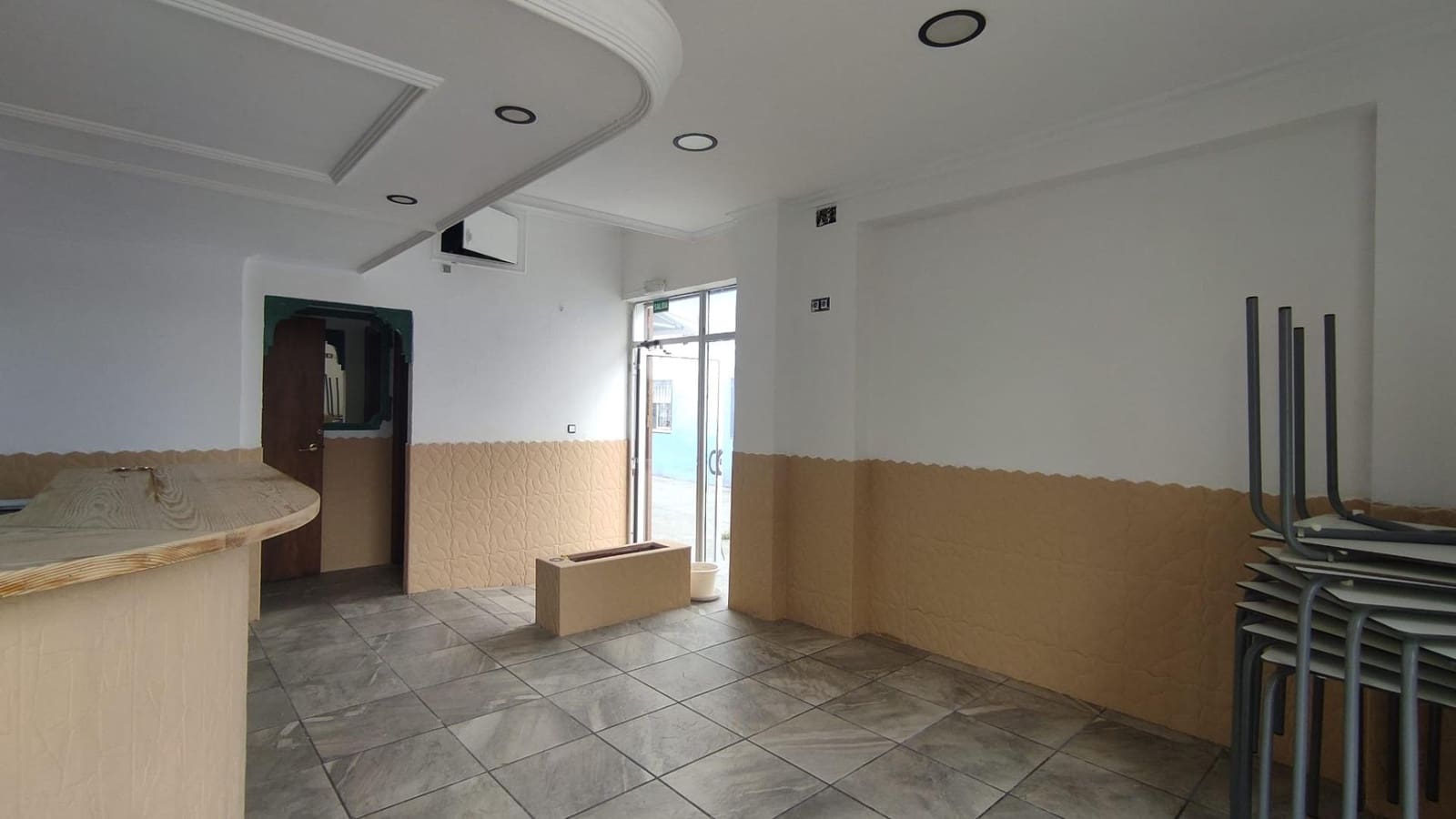 Commercial for sale in Alicante / Alacant city - € 125,000 (Ref: 8998780)