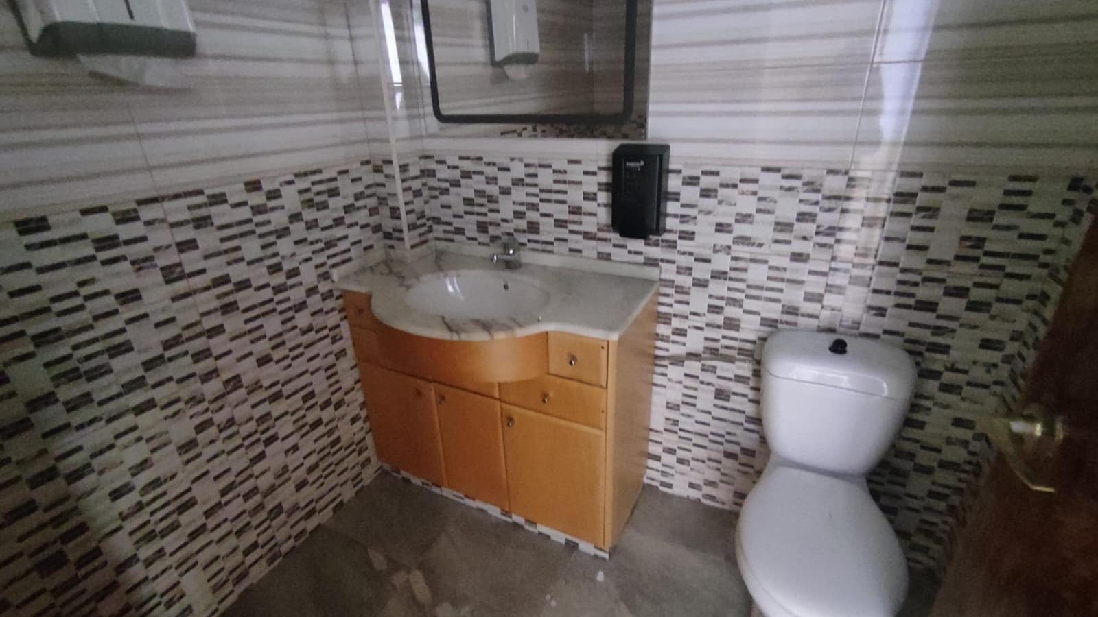 Commercial for sale in Alicante / Alacant city - € 125,000 (Ref: 8998780)