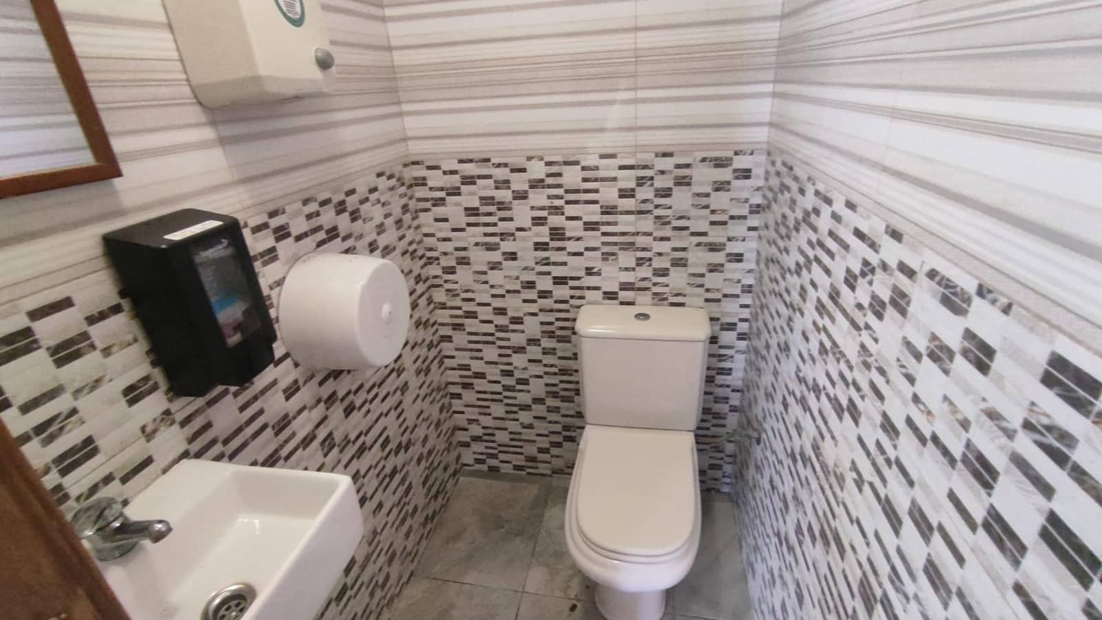 Commercial for sale in Alicante / Alacant city - € 125,000 (Ref: 8998780)