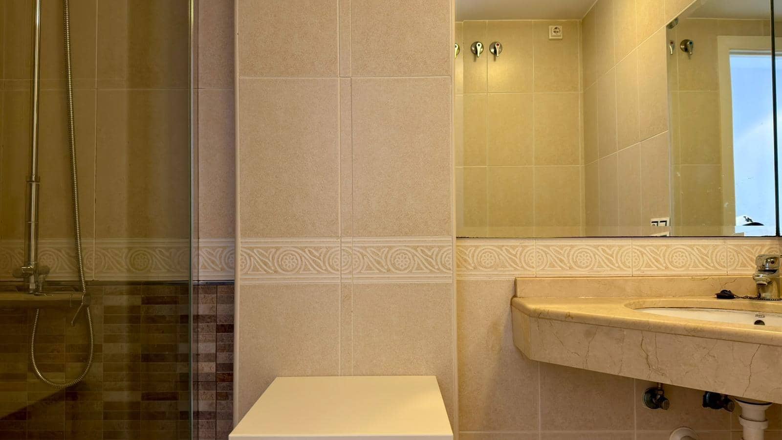 2 bedroom Flat for sale in Benidorm with pool - € 590,000 (Ref: 9125193)