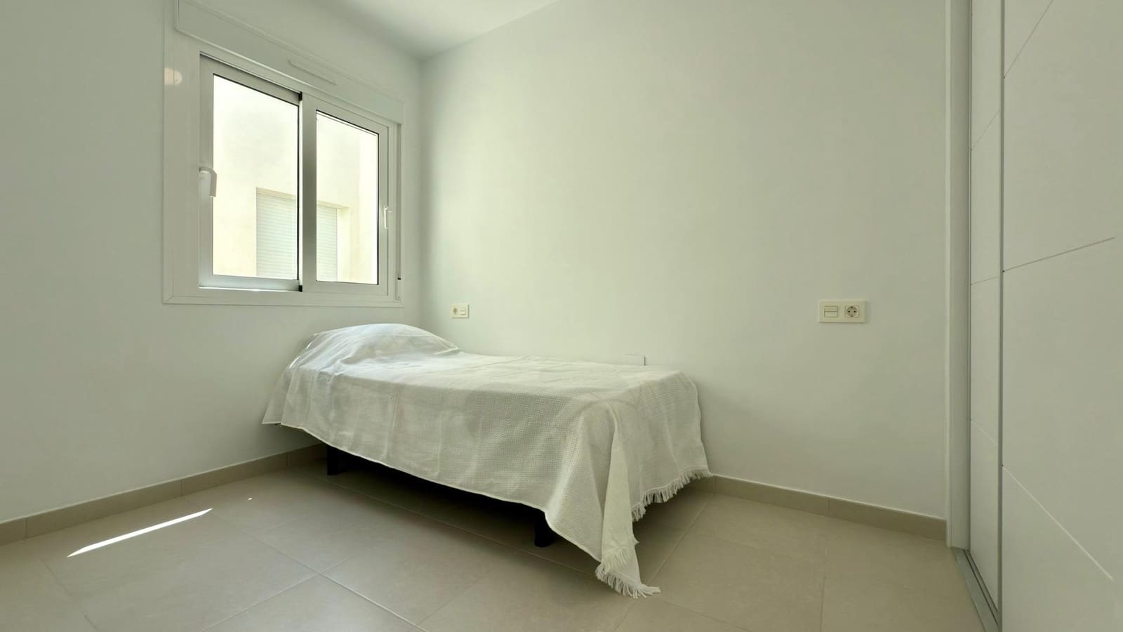 2 soveværelse Lejlighed til leje i Gran Alacant med swimmingpool - € 1.200 (Ref: 9132519)