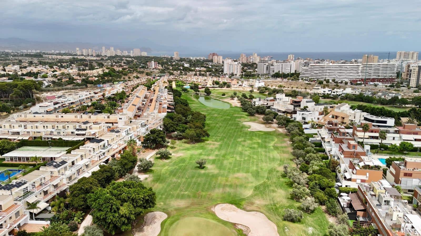 4 soveværelse Rækkehus til salg i Alicante by med swimmingpool garage - € 699.000 (Ref: 9170811)