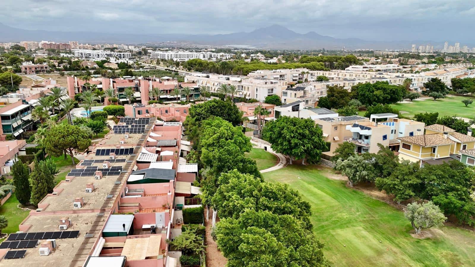 4 soveværelse Rækkehus til salg i Alicante by med swimmingpool garage - € 699.000 (Ref: 9170811)