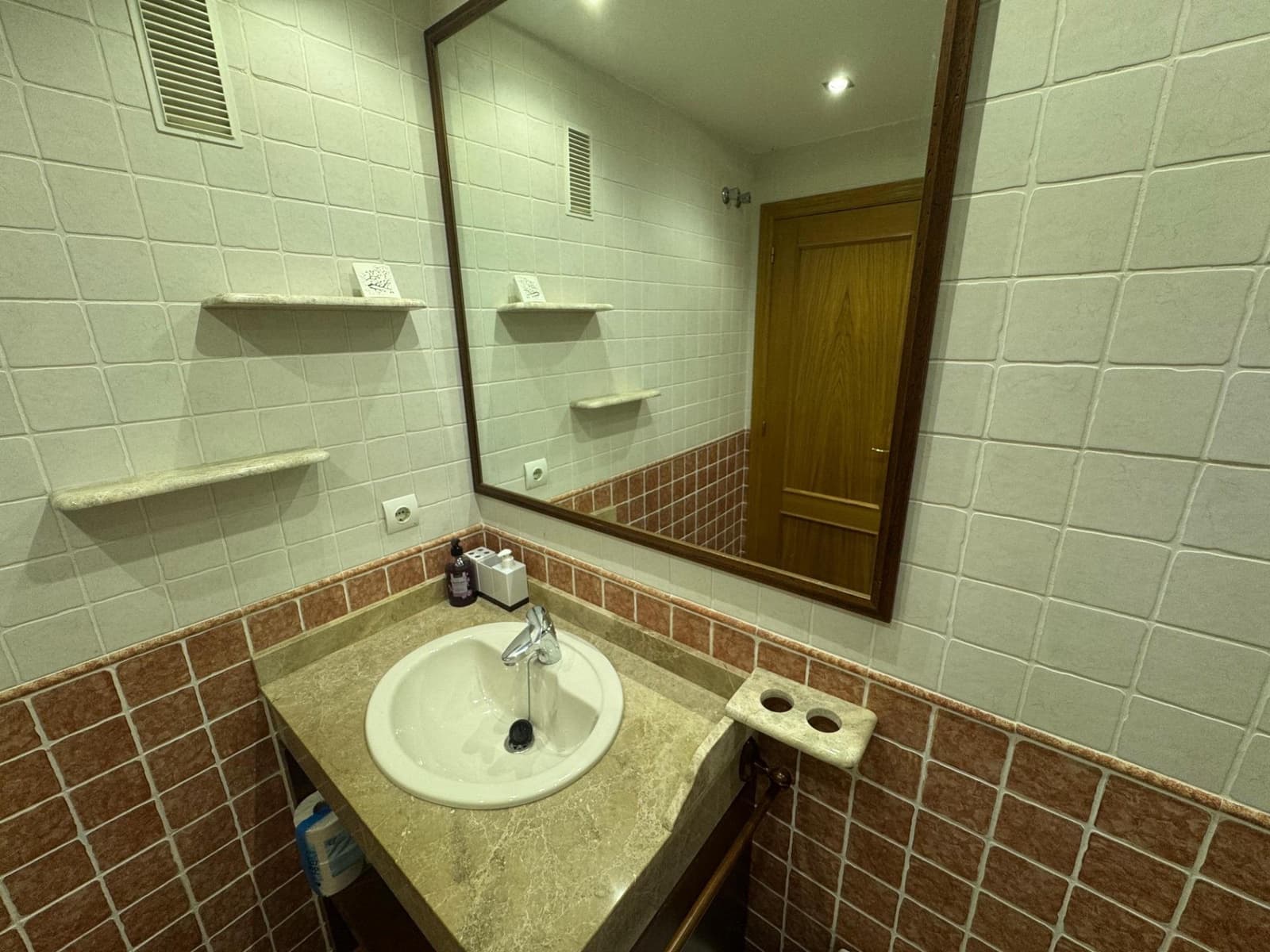 Appartement de 3 chambres à louer à Playa de San Juan avec piscine garage - 1 200 € (Ref: 9185531)