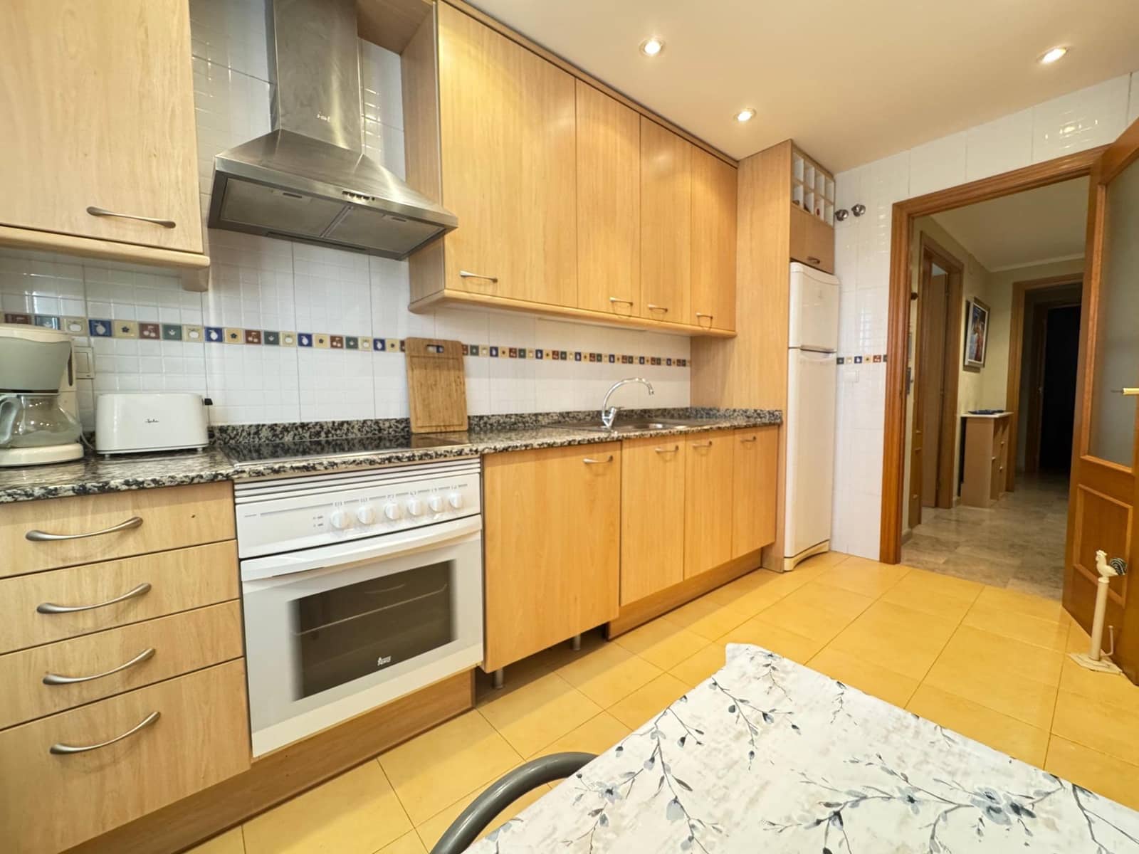 Appartement de 3 chambres à louer à Playa de San Juan avec piscine garage - 1 200 € (Ref: 9185531)