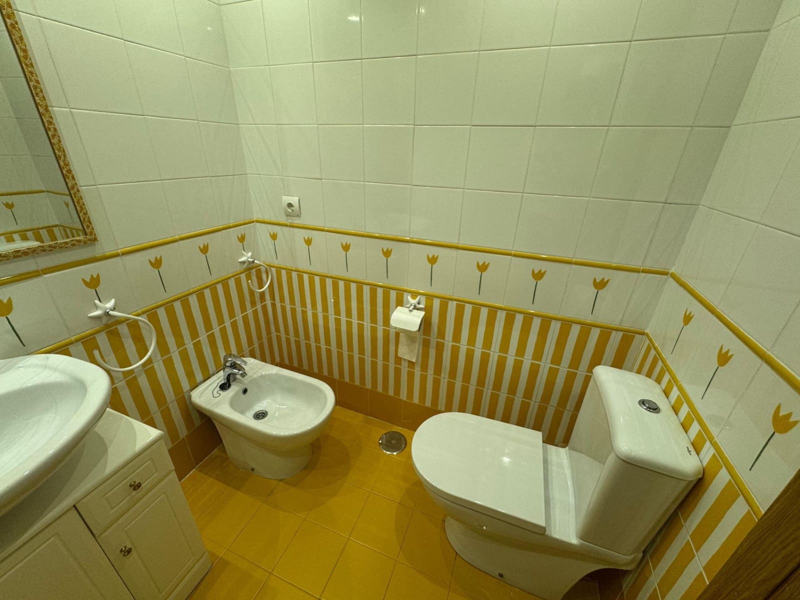 Appartement de 3 chambres à louer à Playa de San Juan avec piscine garage - 1 200 € (Ref: 9185531)