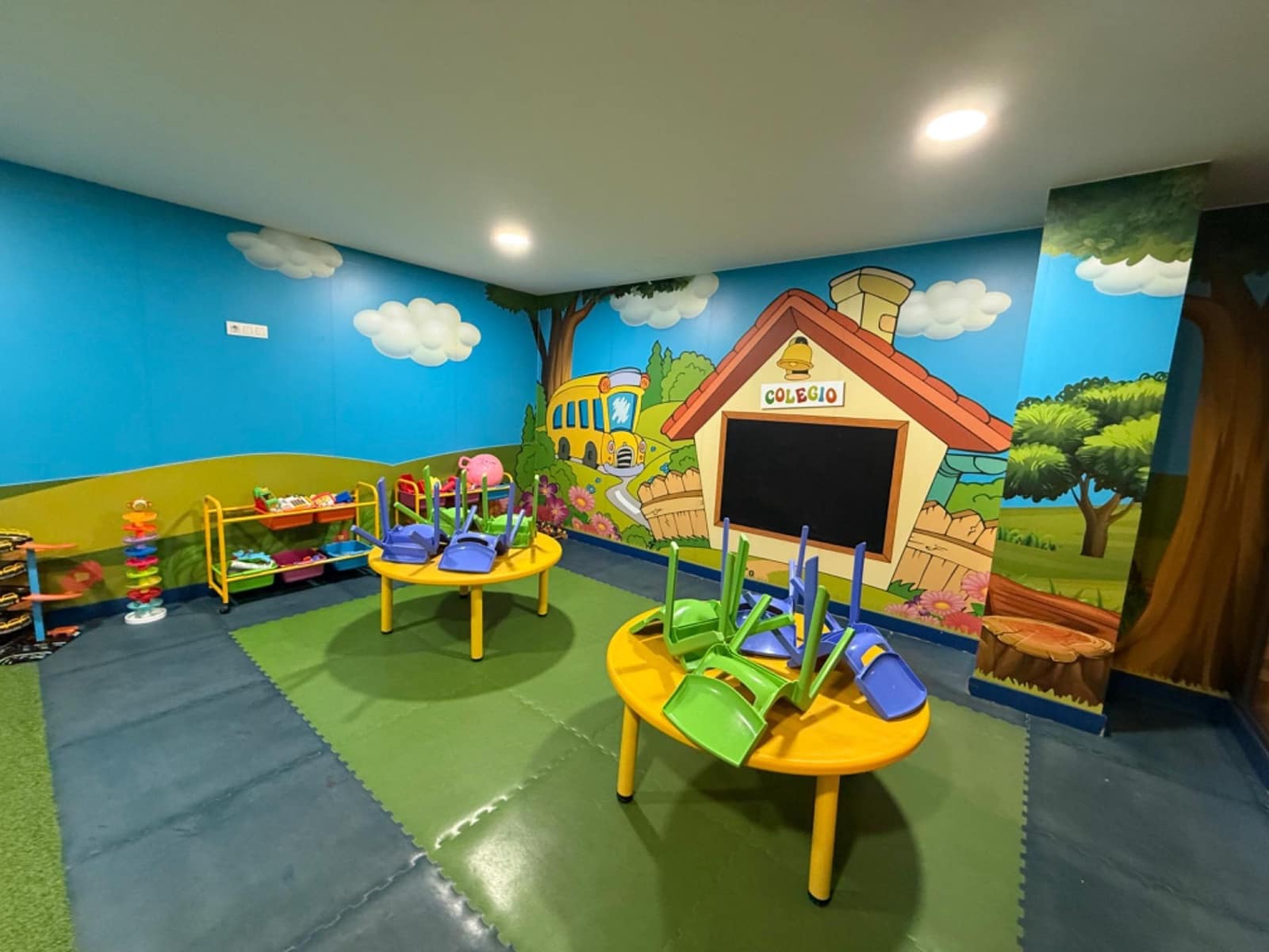 3 soveværelse Lejlighed til leje i Alicante by med swimmingpool - € 2.100 (Ref: 9215178)