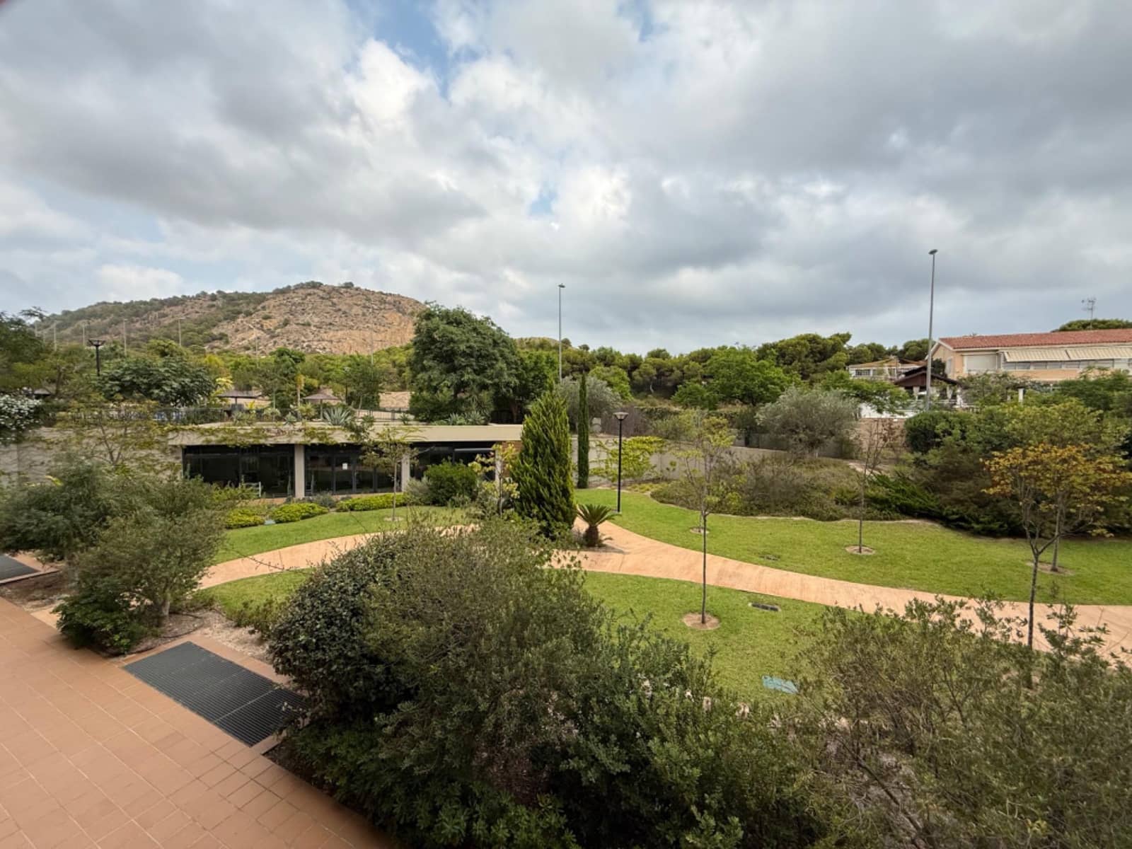 3 soveværelse Lejlighed til leje i Alicante by med swimmingpool - € 2.100 (Ref: 9215178)