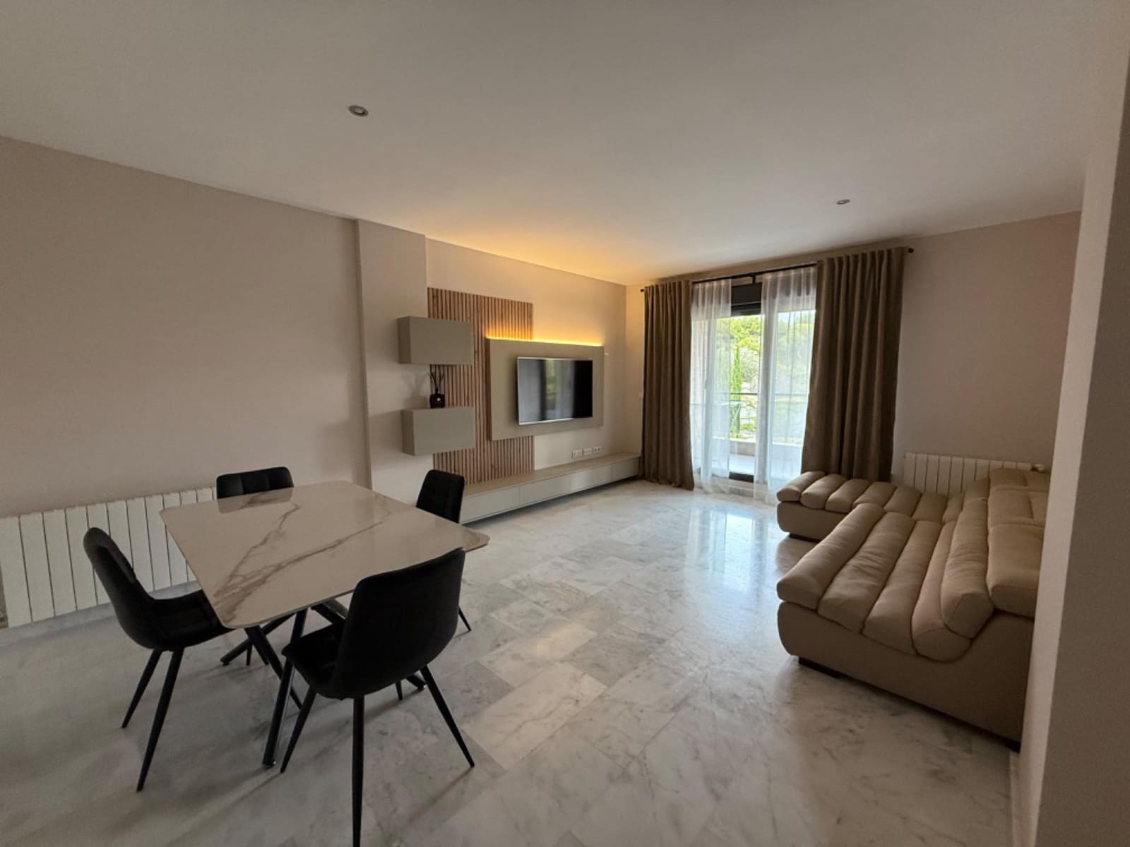 3 soveværelse Lejlighed til leje i Alicante by med swimmingpool - € 2.100 (Ref: 9215178)