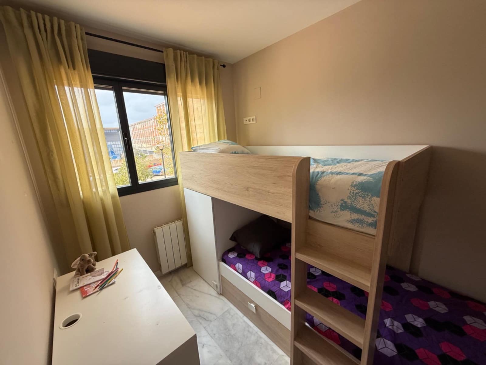 3 soveværelse Lejlighed til leje i Alicante by med swimmingpool - € 2.100 (Ref: 9215178)