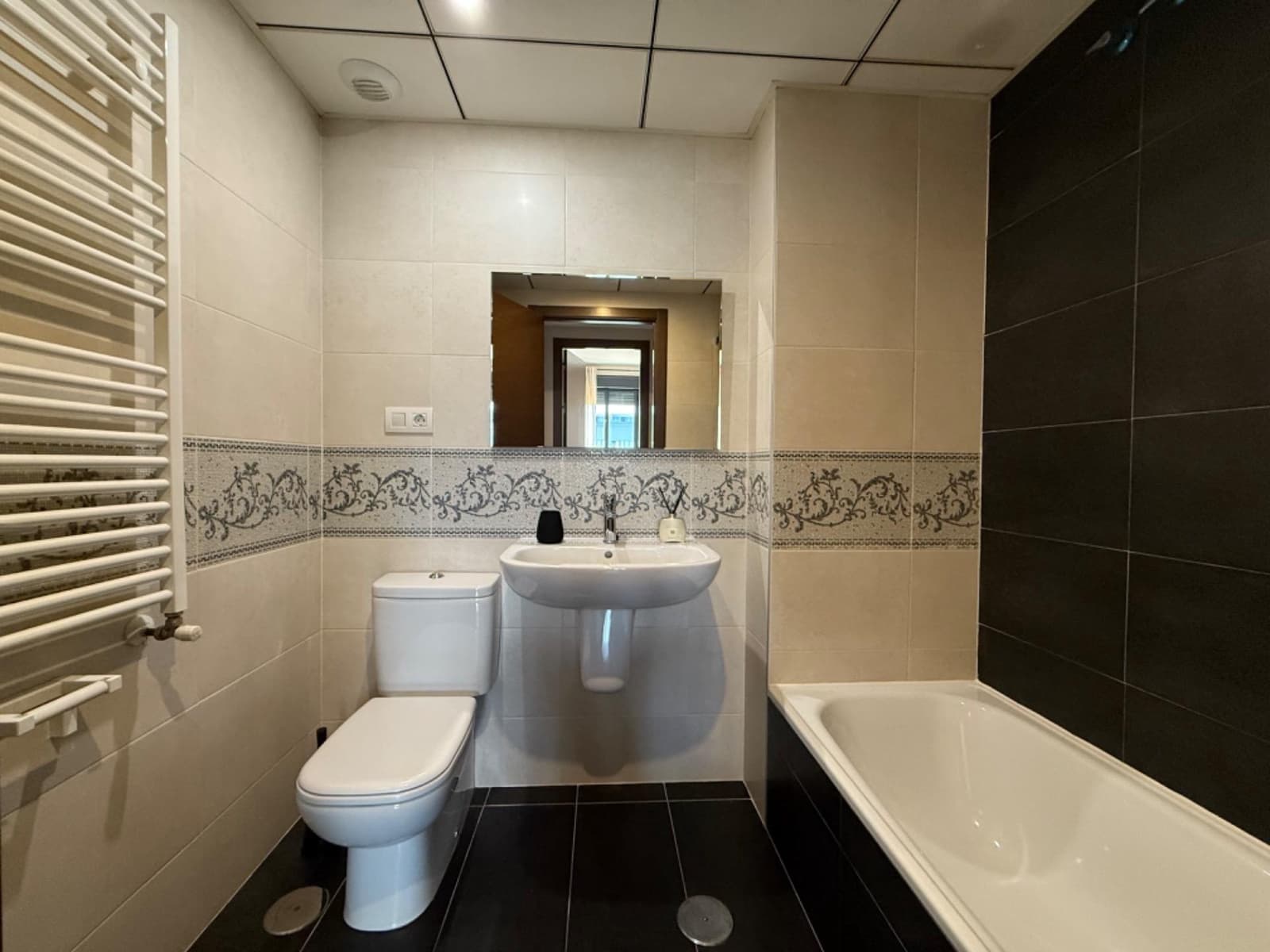 3 soveværelse Lejlighed til leje i Alicante by med swimmingpool - € 2.100 (Ref: 9215178)